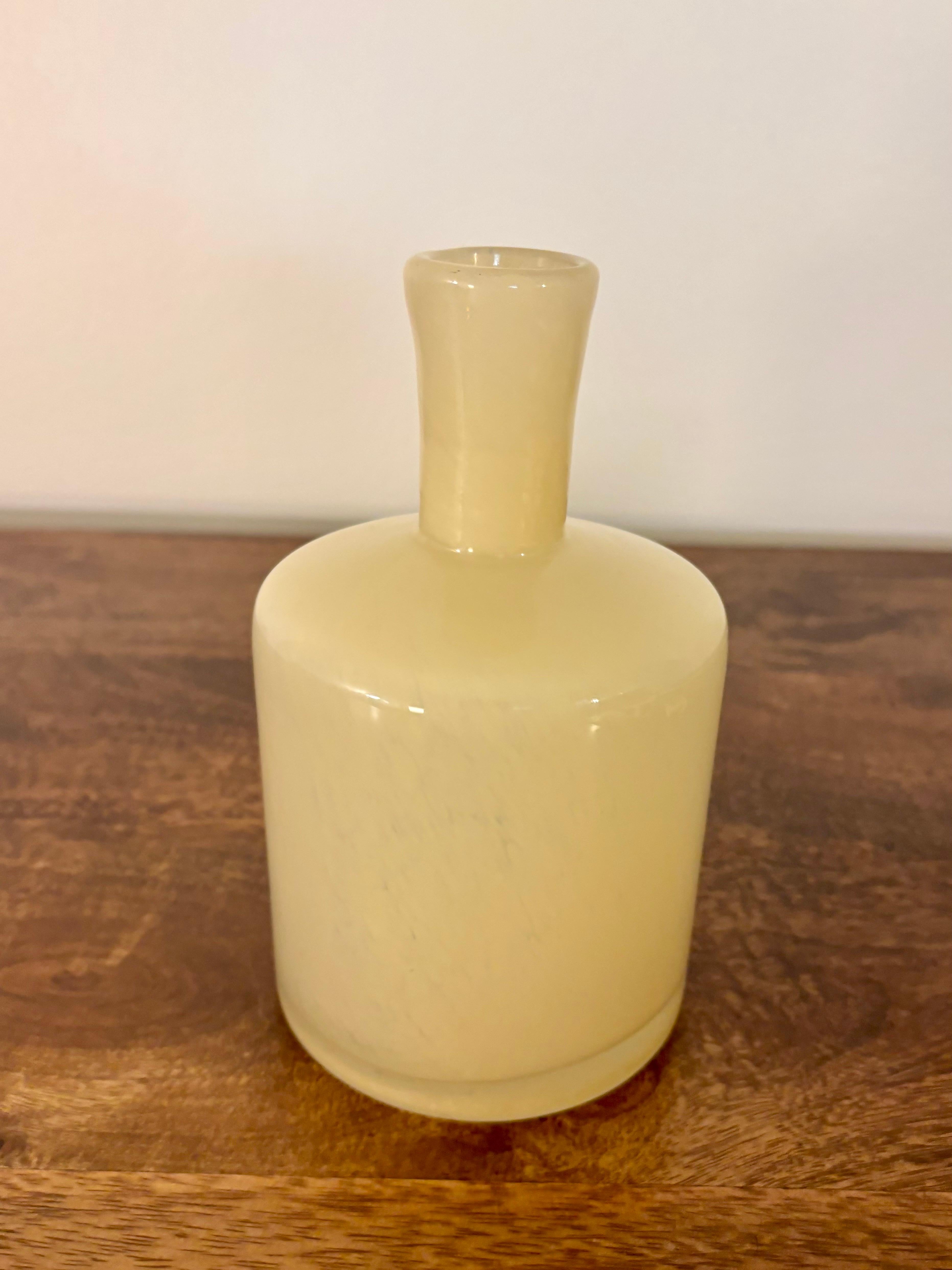 XX secolo Vaso in vetro artistico soffiato a mano color limoncello in vendita