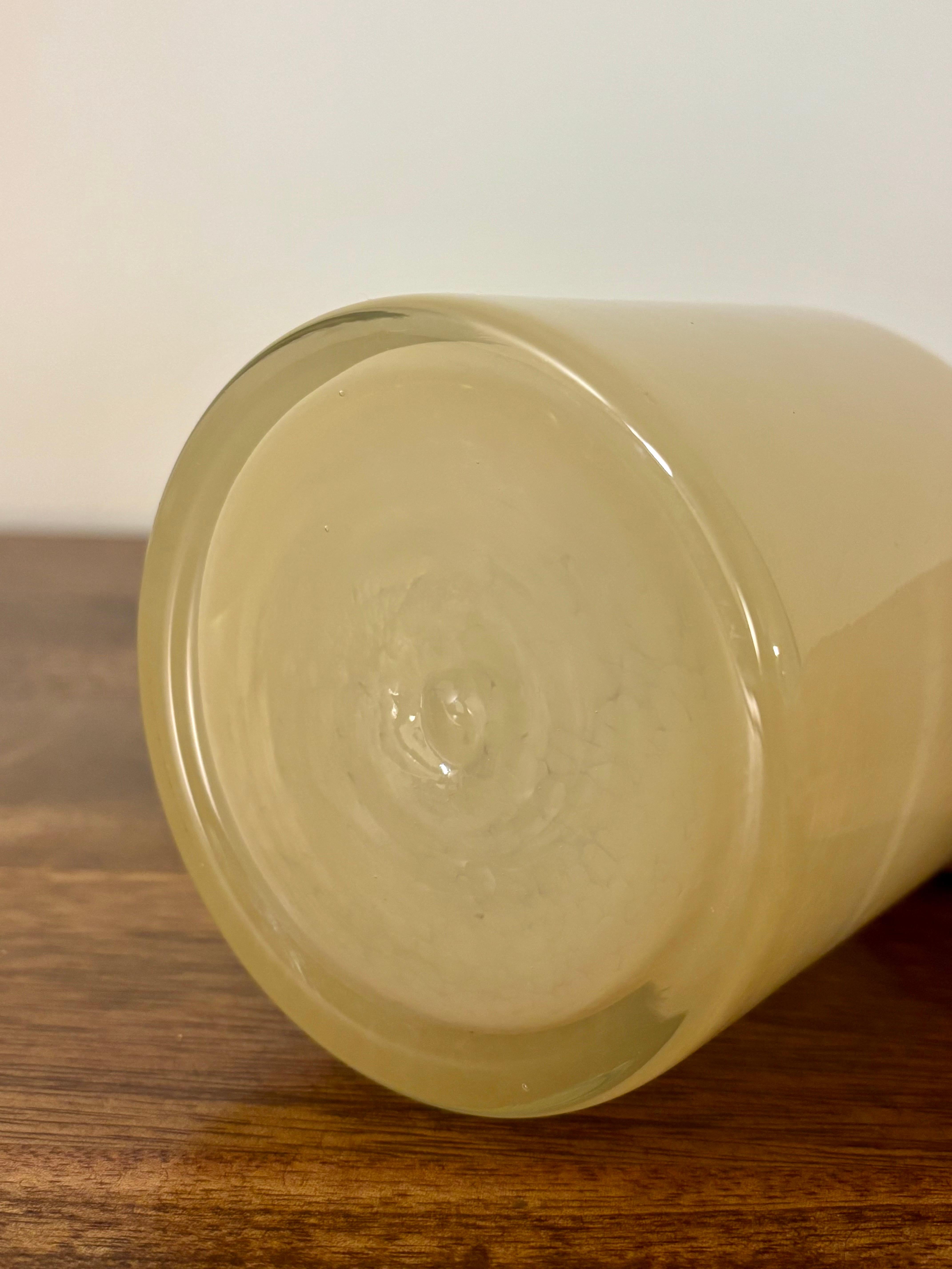 Vetro soffiato Vaso in vetro artistico soffiato a mano color limoncello in vendita