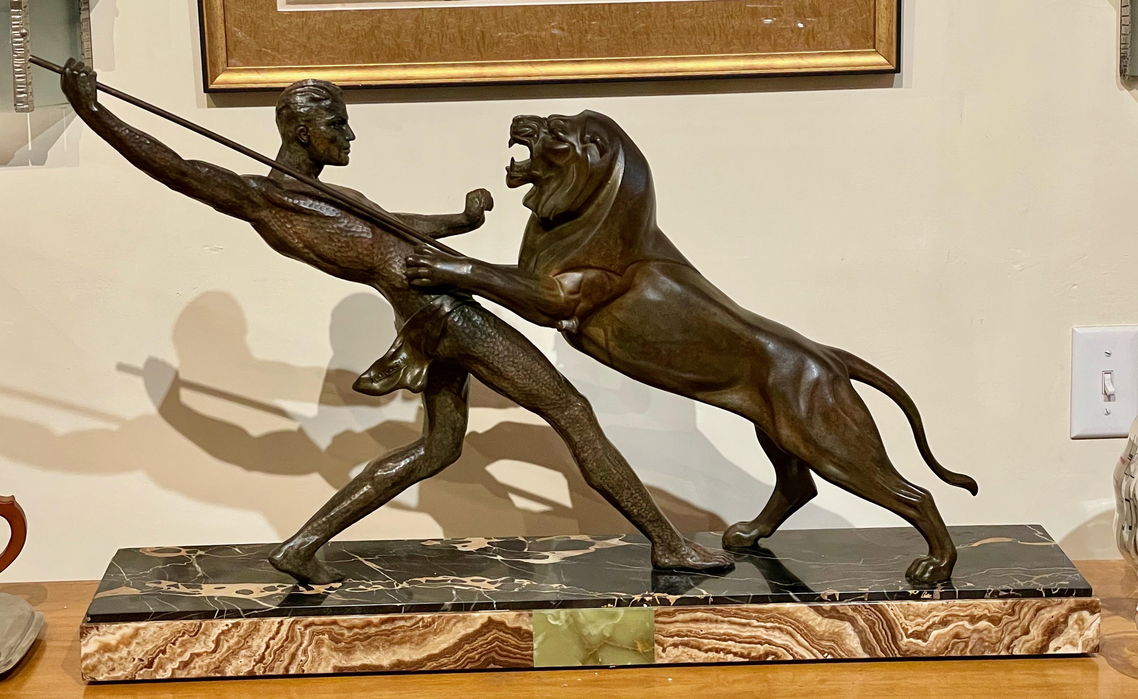 Sculpture de chasseur de lion Art déco signée Limousin, années 1930 en vente 1