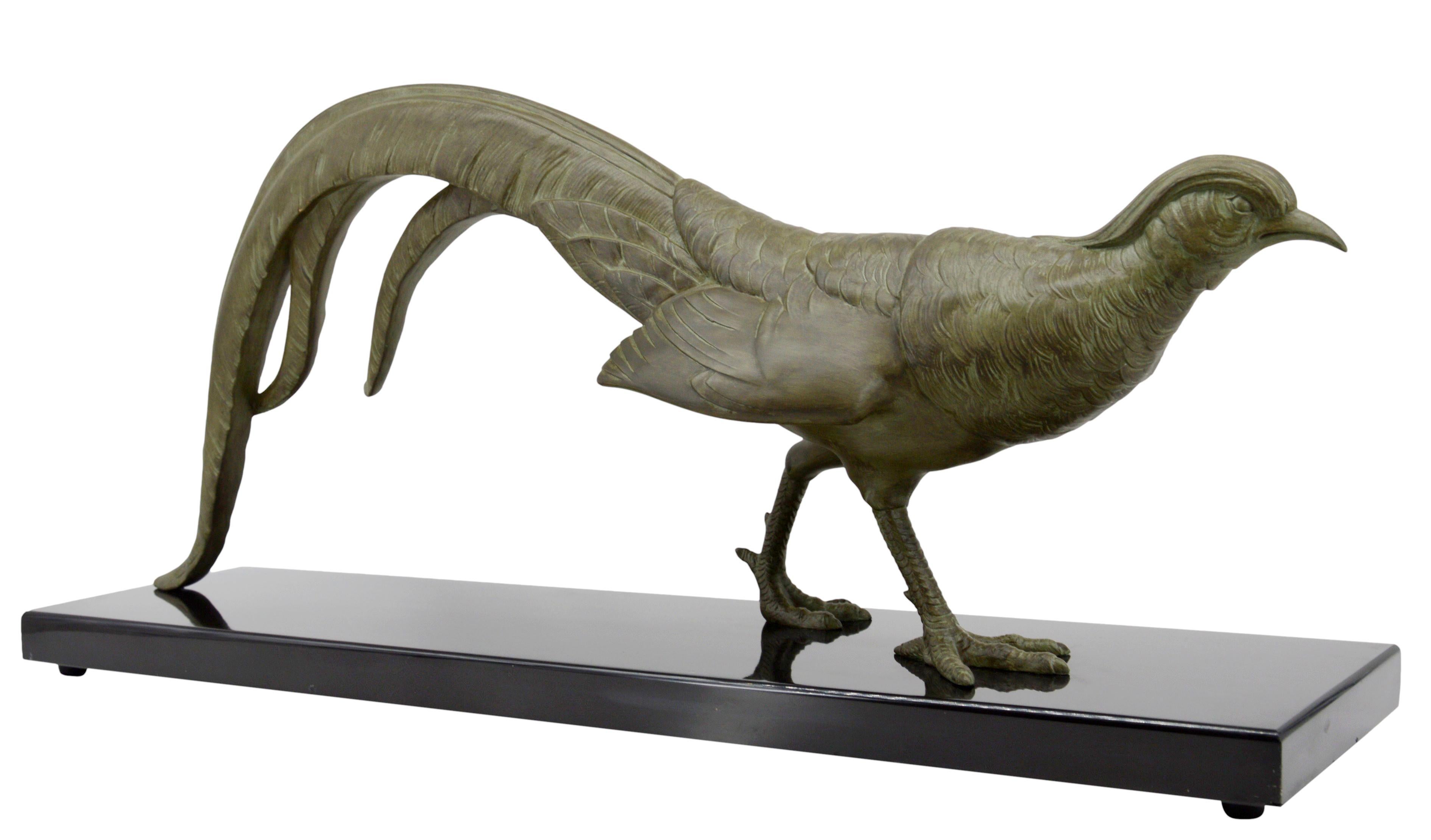 Grande scultura di fagiano Art Déco francese di LIMOUSIN (Parigi), Francia, 1920 circa. Marmo spelta dipinto a freddo. Scultura importante! Larghezza: 29.5