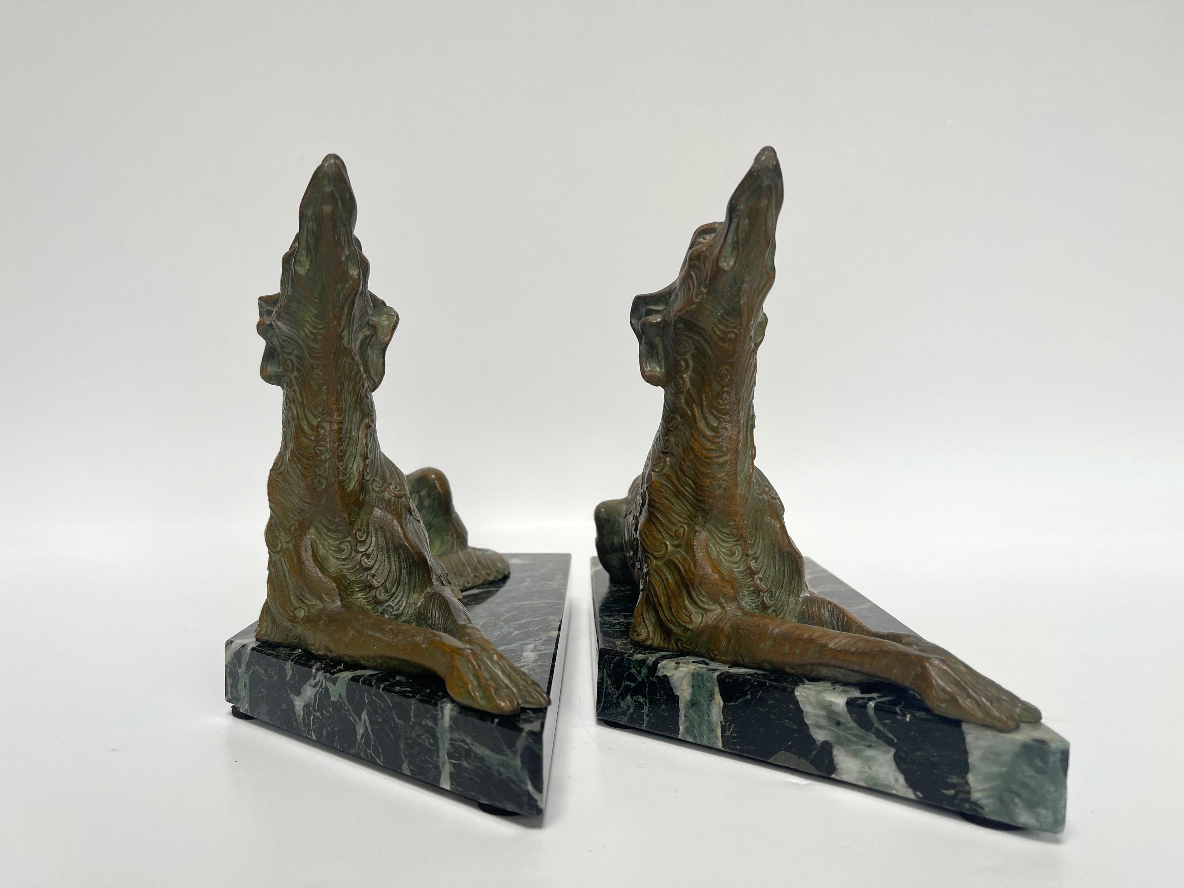 Paire de serre-livres art déco en spelter à patine bronze et verte sur socle en marbre vert de mer, représentant des borzoi.
Petite restauration ancienne sur l'un des coins de la base.
Signé sur le marbre du Limousin.
Hauteur totale : 16,5