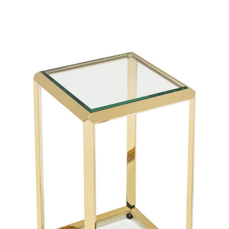 Side table Limpia with structure in metal in
gold finish with bevelled glass tops.
Also available in smoked chrome finish with
smoked bevelled glass tops.