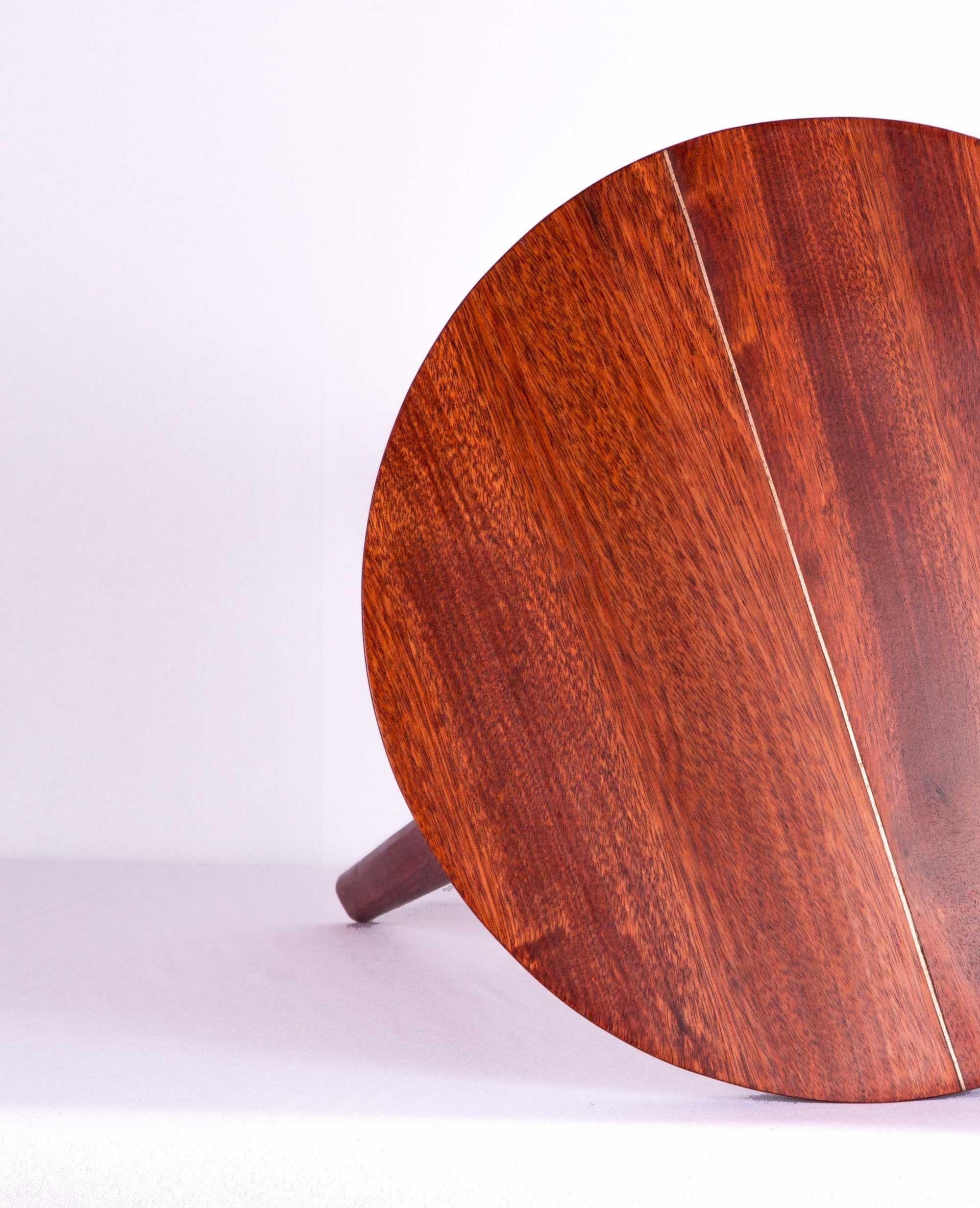 Lin Contemporary Stool/Side Table in Brazilian Hardwood by Knót Artesanal (Lackiert) im Angebot
