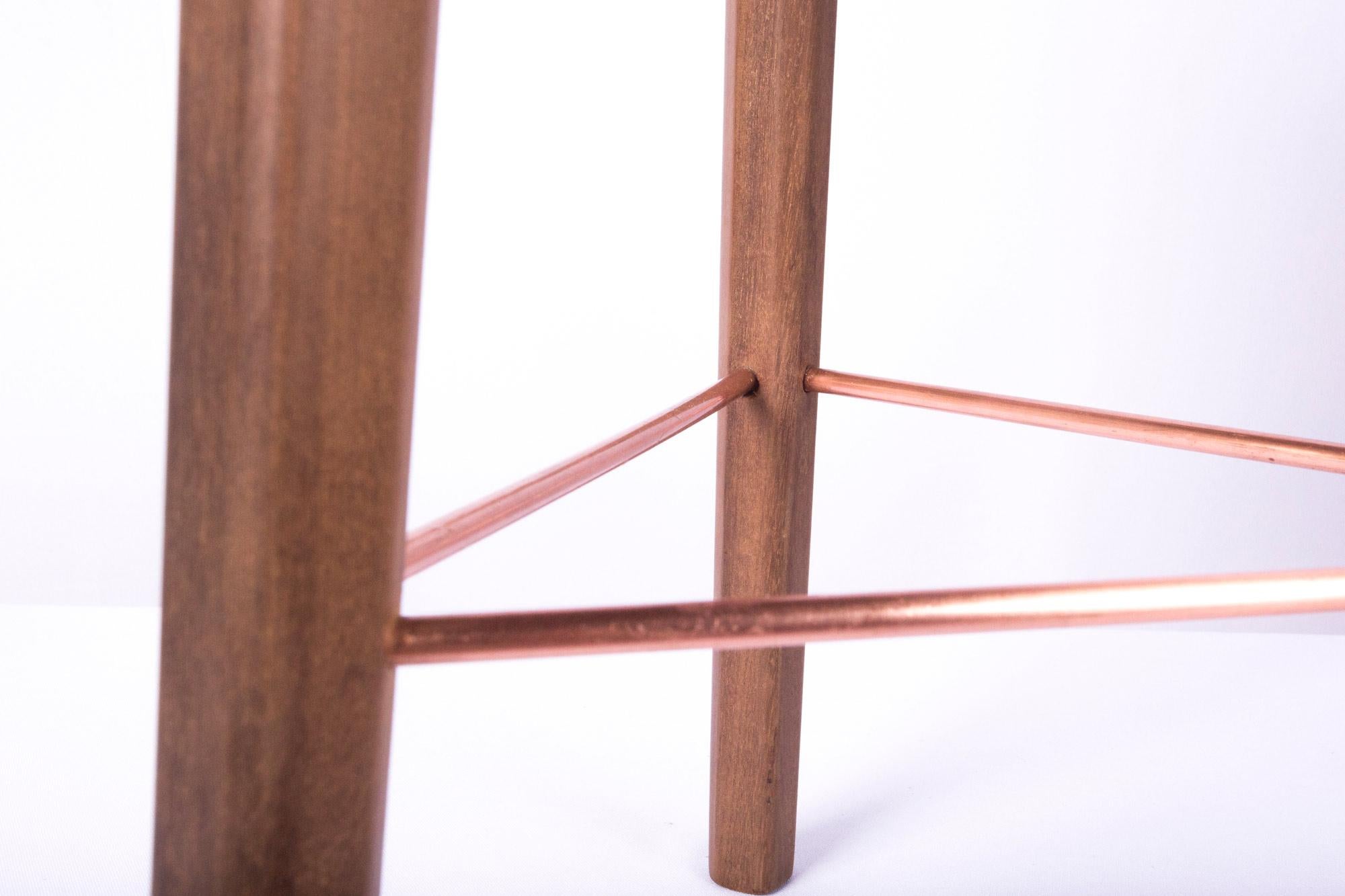 Lin Contemporary Stool/Side Table in Brazilian Hardwood by Knót Artesanal (Kupfer) im Angebot