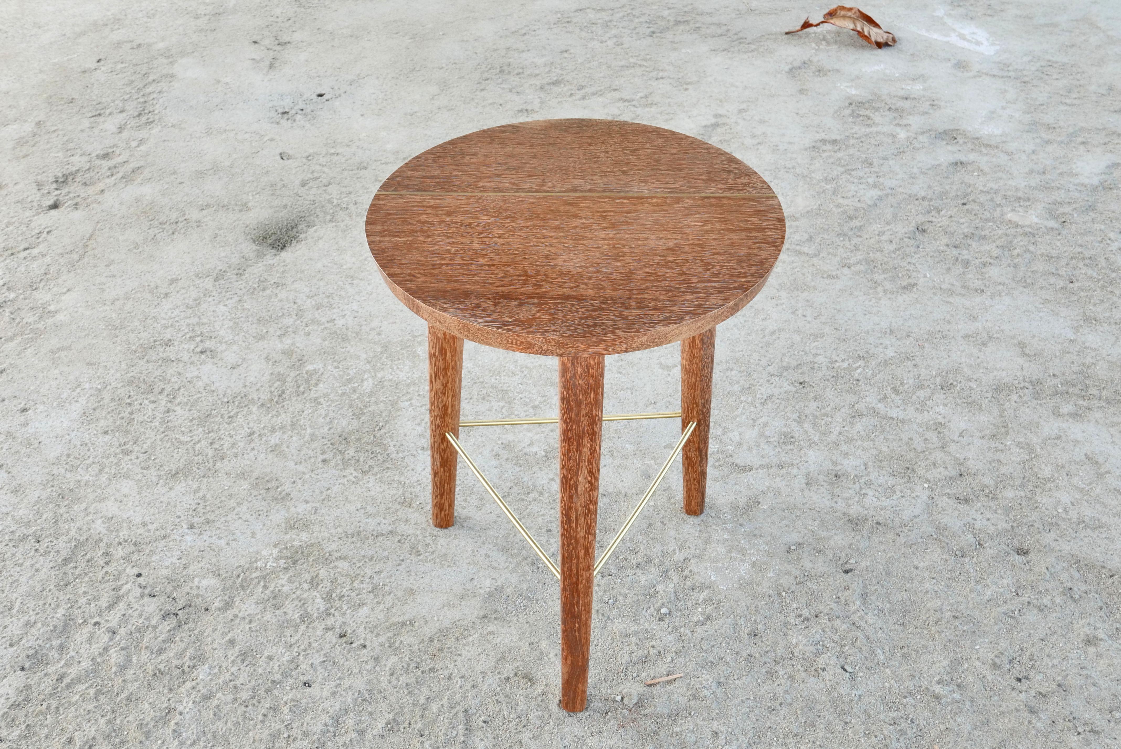 Laiton Tabouret minimaliste 'Lin' en bois dur brésilien par Knót Artesanal en vente