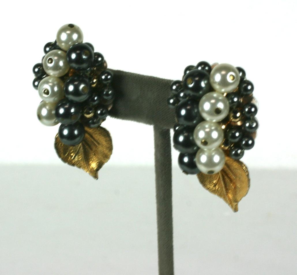 Ohrclips von Lina Baretti mit falschen weißen und grauen Perlen und vergoldeten Blättern, verziert mit kleinen vergoldeten Perlen, die auf ein Bett aus rhodeoiden versilberten Pailletten genäht sind.  Clip-Rückenbeschläge, unsigniert.