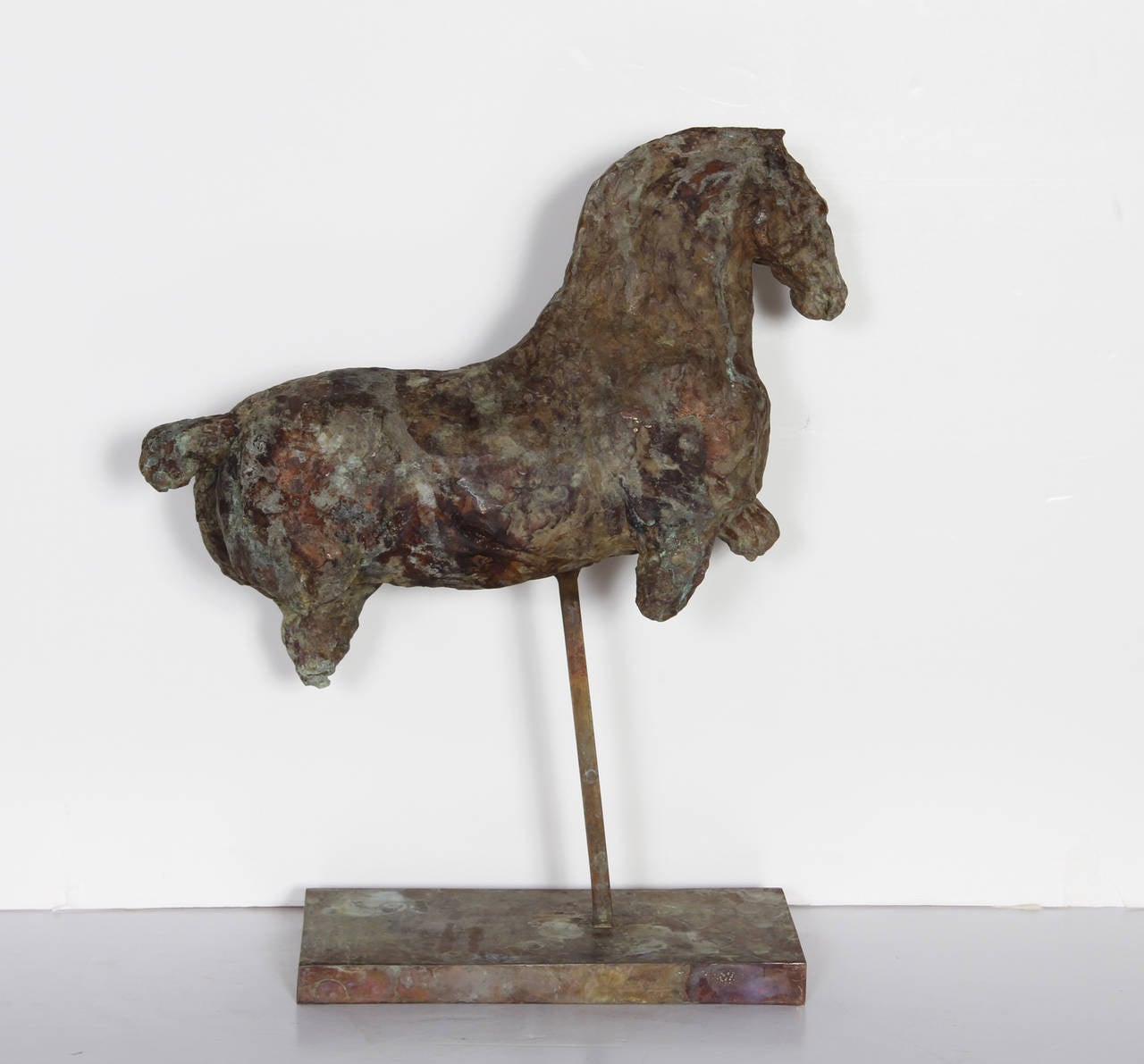 Constelacin Del Caballo Menor, Bronzeskulptur einer Tischplatte von Binkele (Gold), Figurative Sculpture, von Lina Binkele