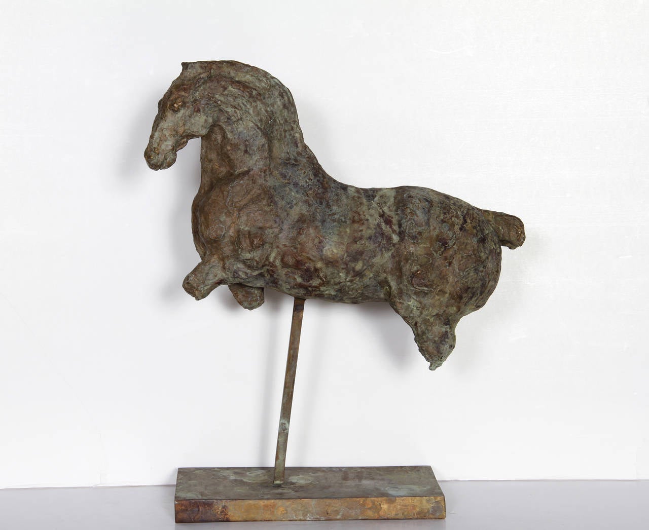 Figurative Sculpture de Lina Binkele - Constelación Del Caballo Menor, escultura de sobremesa de bronce by Binkele