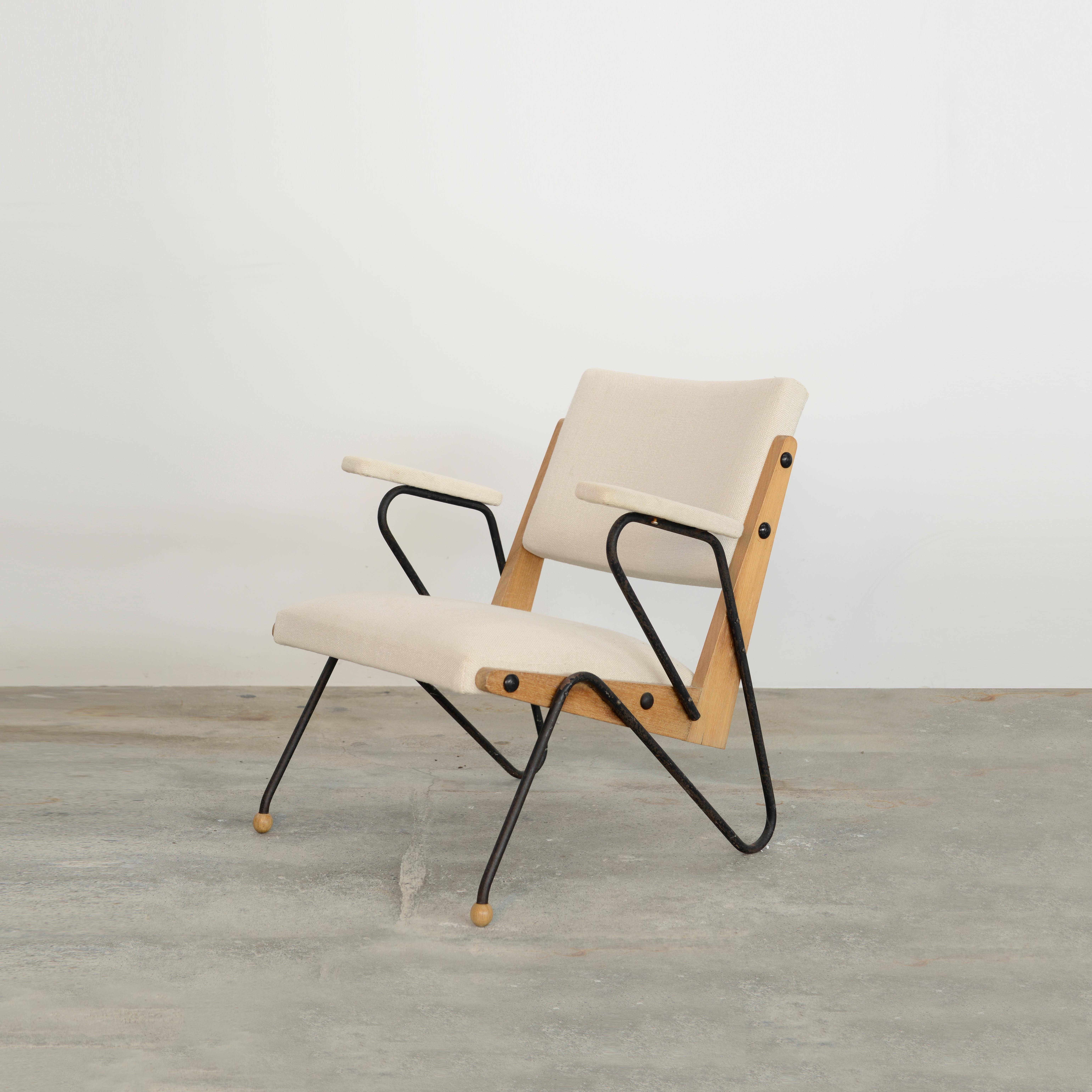 Sculptural qualities define this object. A vivid dynamic between the different volumes and surfaces, showing different qualities from different angles. Its expressive form offers a complex composition shaped by light and shadows. That is a