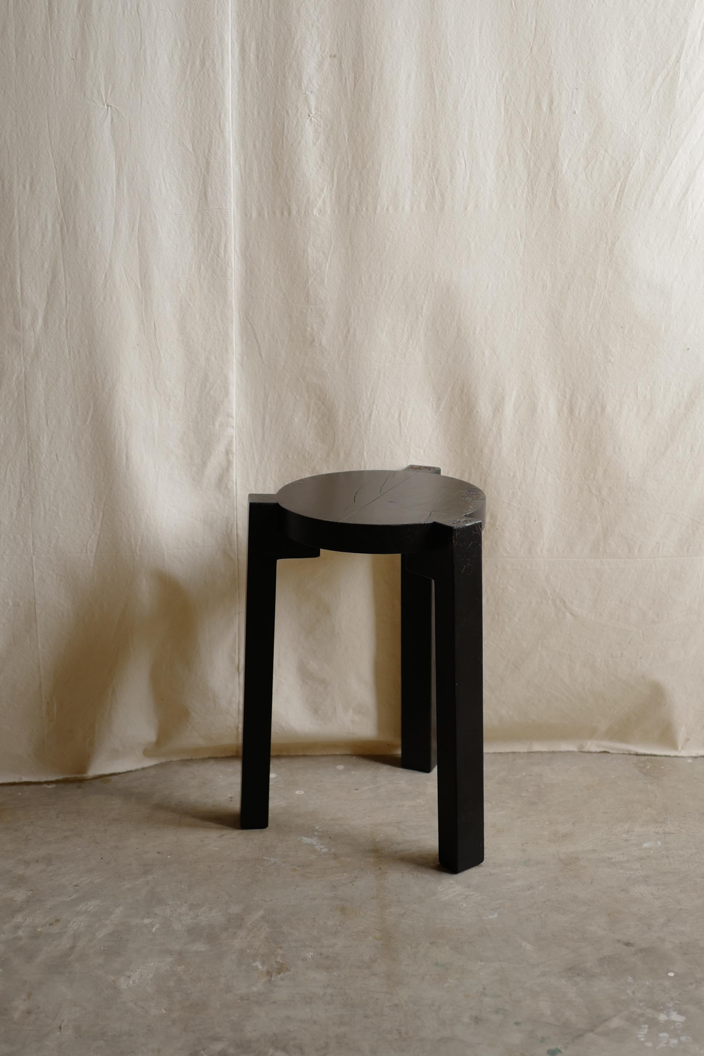 giraff stool manufactured by Baraúna designed by Lina Bo Bardi.
This carbon version is not normally sold. It was probably created as a prototype. So it means early product.