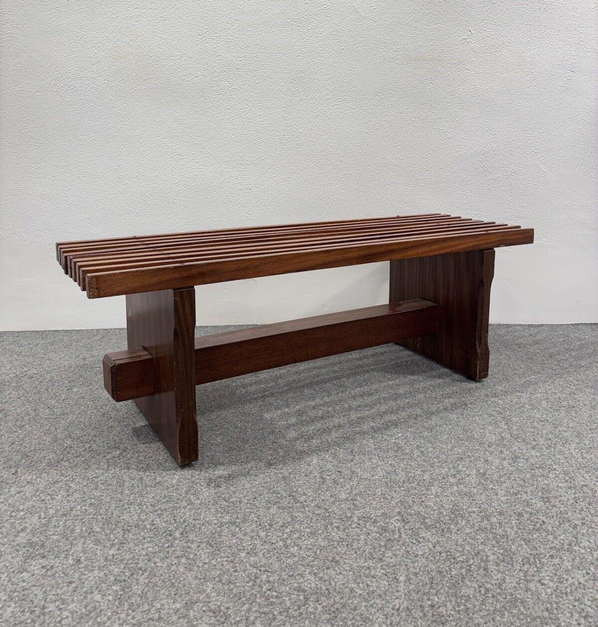 Lina Bo Bardi Slatted Panca In Legno Di Peroba E Brauna.


Una rara panca in legno massello brasiliano di Lina Bo Bardi dal Brasile con piano a doghe di Peroba de Campos e piedini in massello di legno Baruna. Il pezzo è invecchiato bene all'aperto