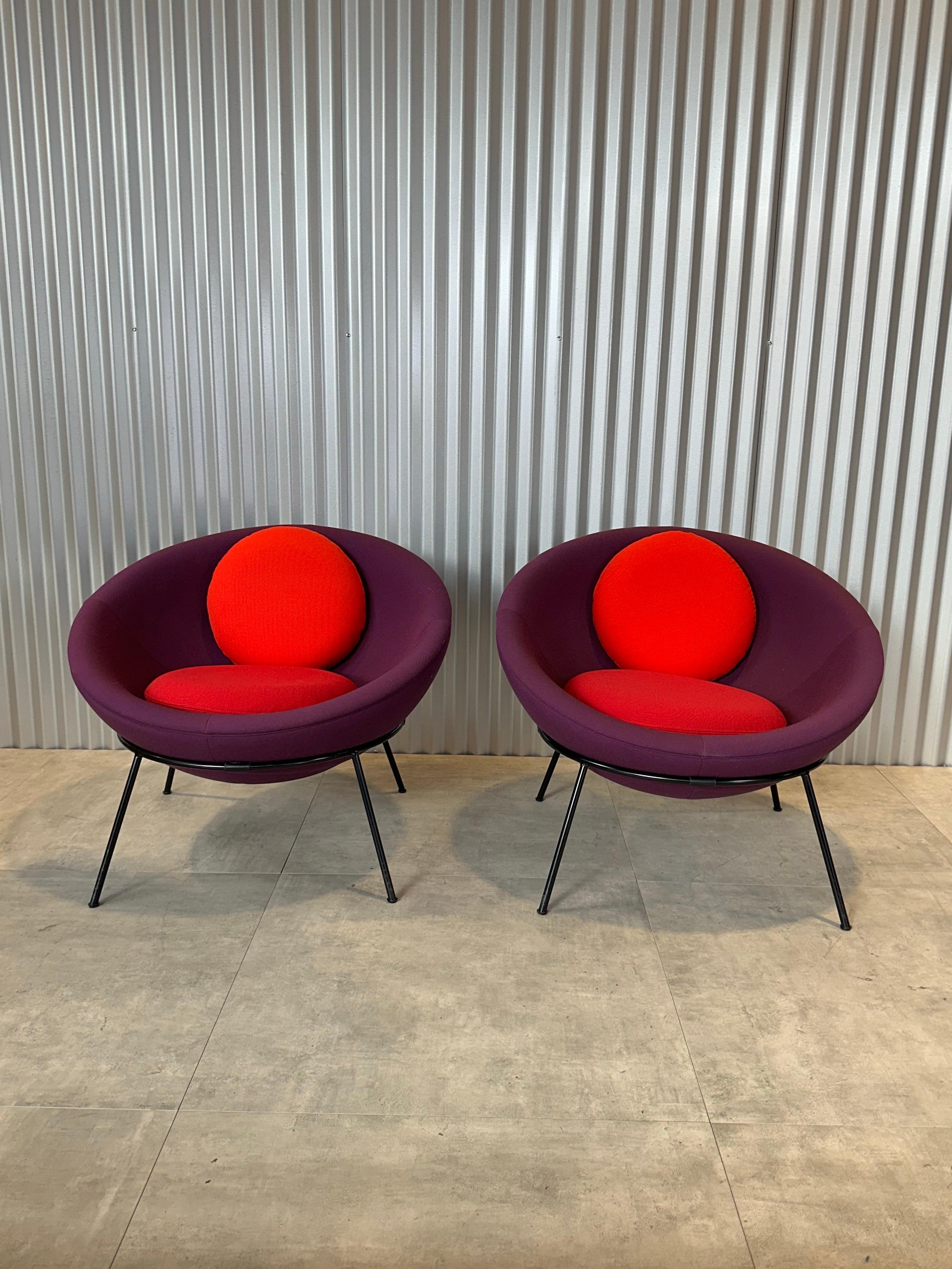 Sillas Bowl de Lina Bo Bardi en combinación de tres colores: morado, fucsia y naranja. Este extravagante diseño combina un diseño moderno y un confort versátil con ligereza y diversión. 