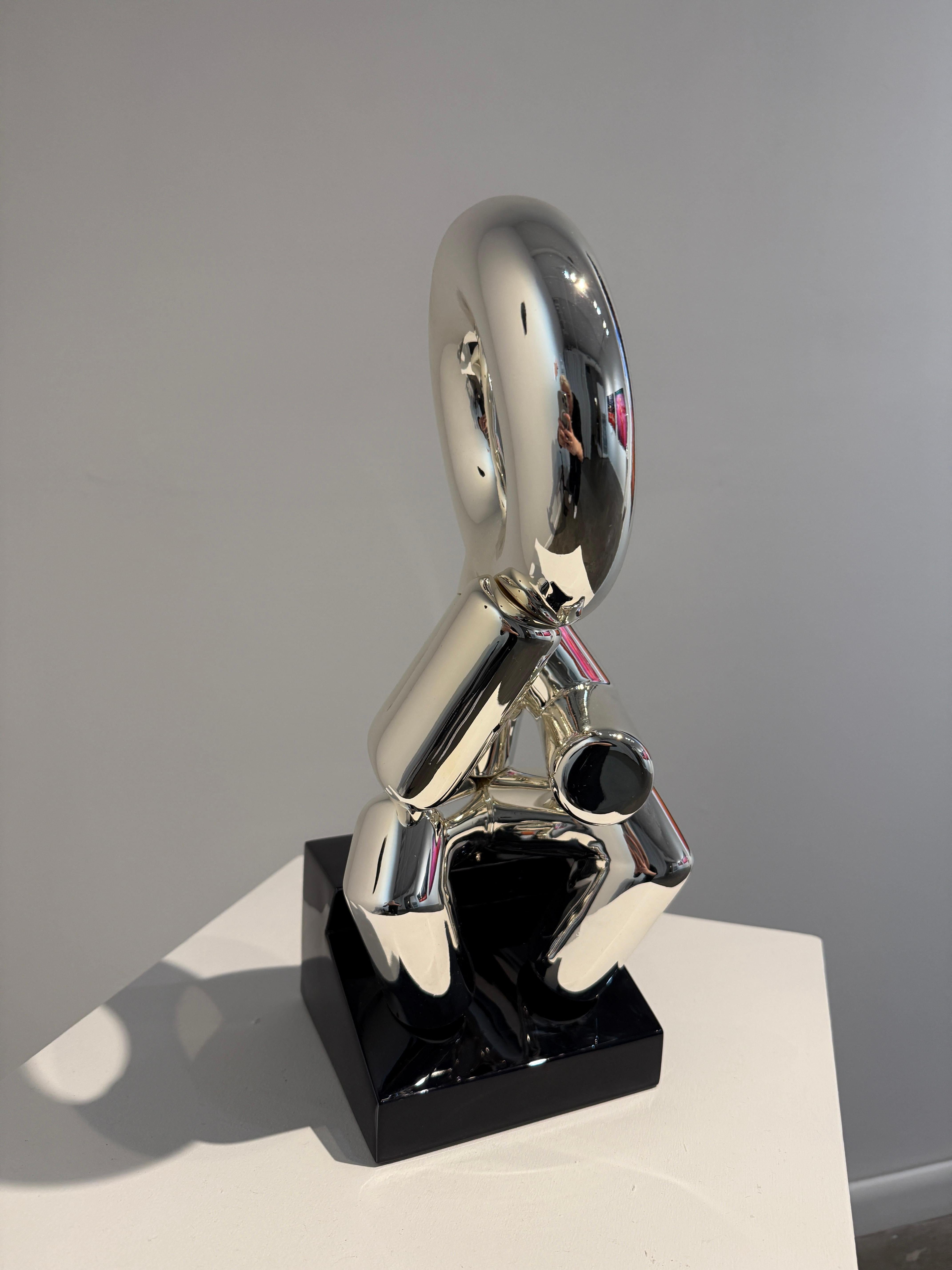 Maestro sulla Roccia (argento) - Figurative Sculpture Grigio di Lina Condes