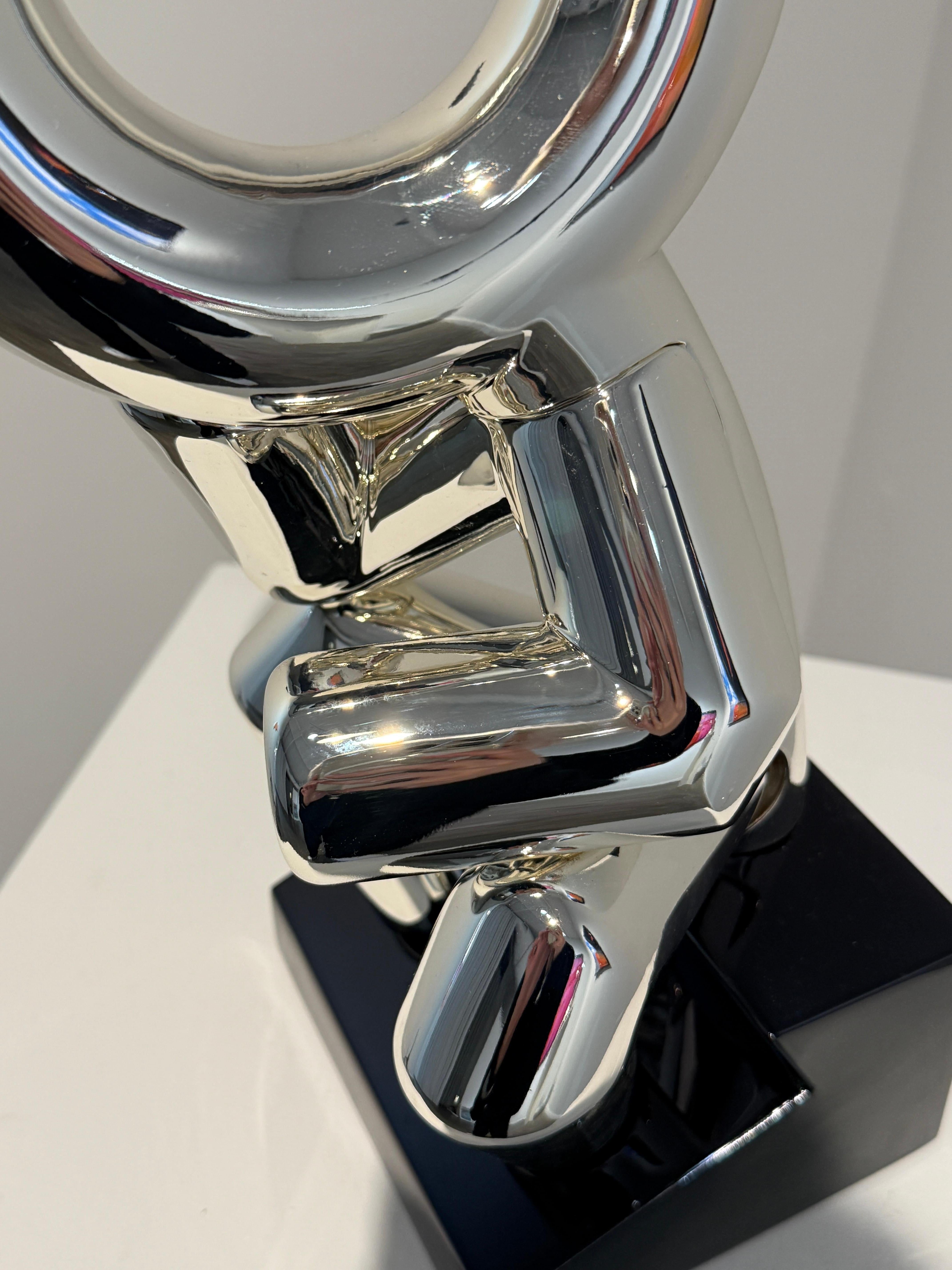  Lina Condes è un'artista contemporanea americano-ucraina nota per le sue sculture di figure di bastoni. Ha conseguito un MFA in Diptych Fine Arts, Interior and Furniture Design presso la Kiev University of Technology and Design. Nata nella campagna