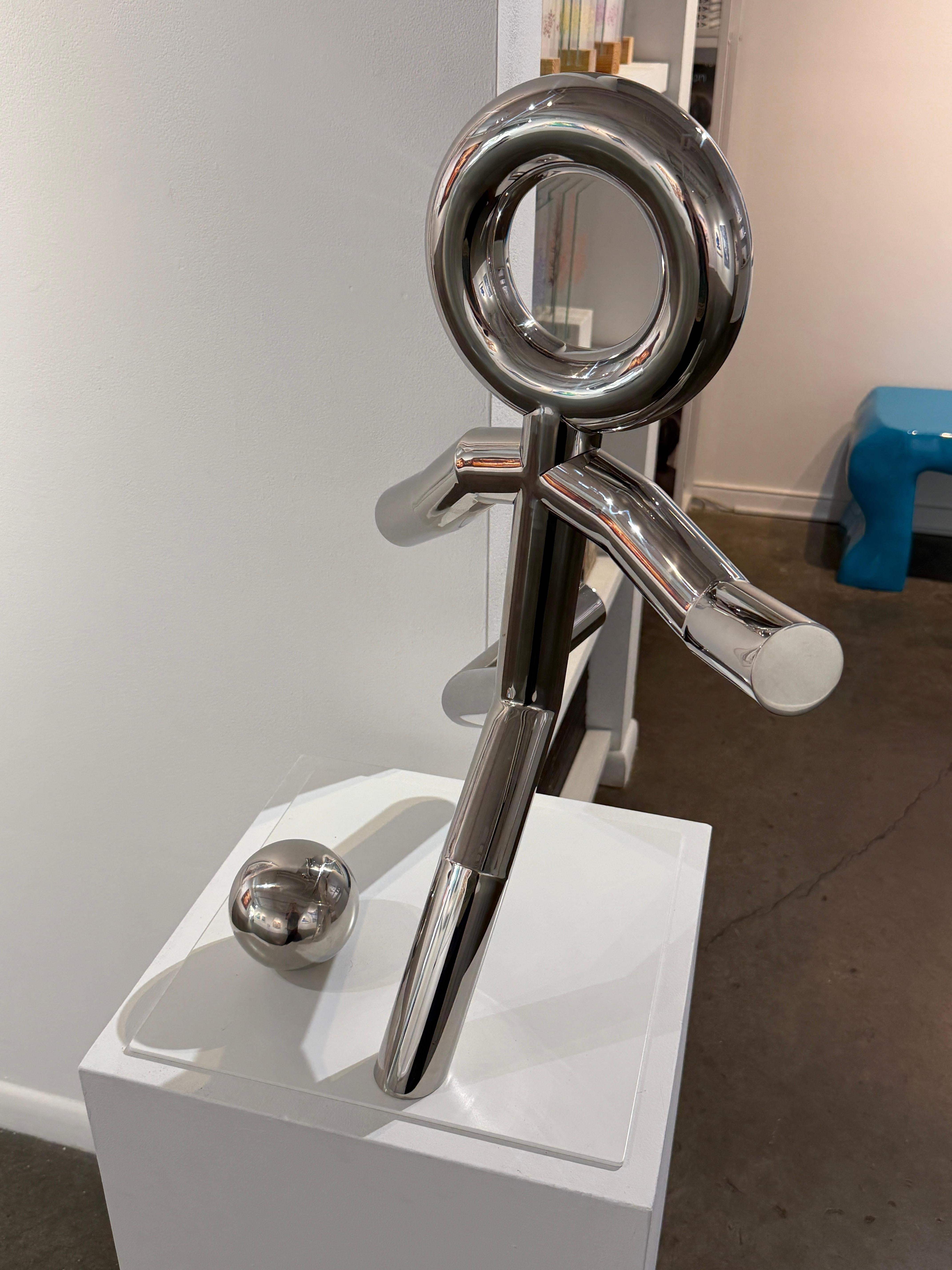 Attaccante - Figurative Sculpture Grigio di Lina Condes