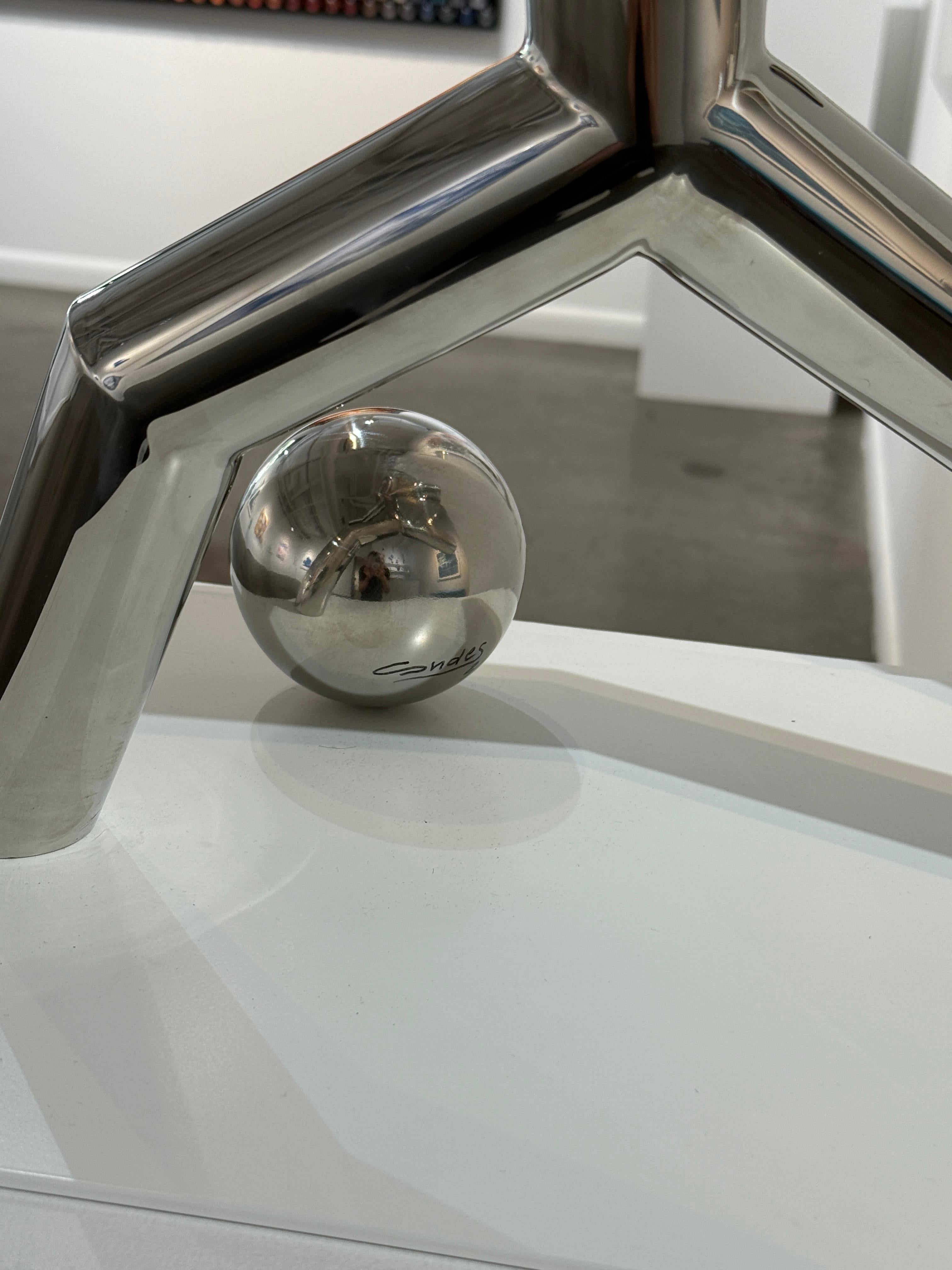  Lina Condes è un'artista contemporanea americano-ucraina nota per le sue sculture di figure di bastoni. Ha conseguito un MFA in Diptych Fine Arts, Interior and Furniture Design presso la Kiev University of Technology and Design. Nata nella campagna