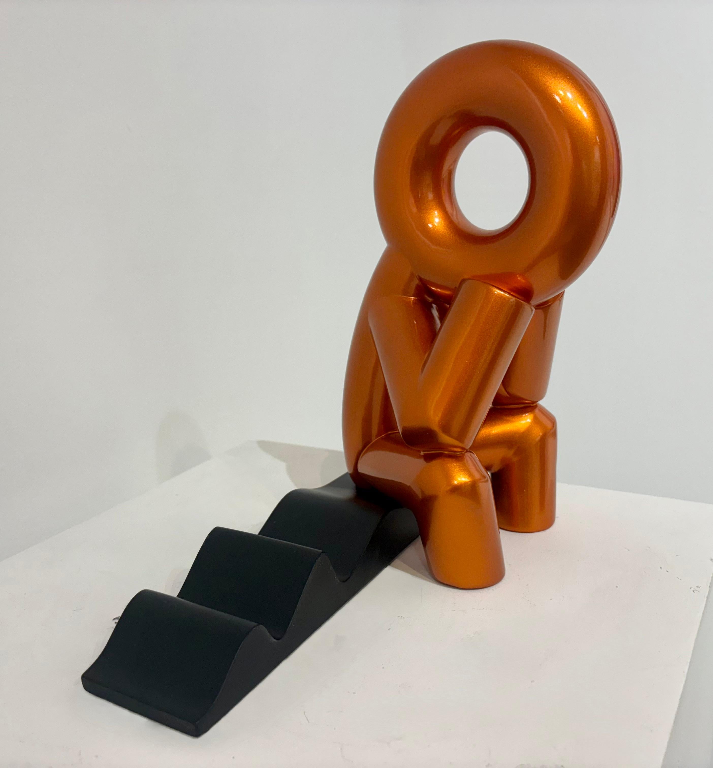 Lina Condes Figurative Sculpture – Denker - Rotorange