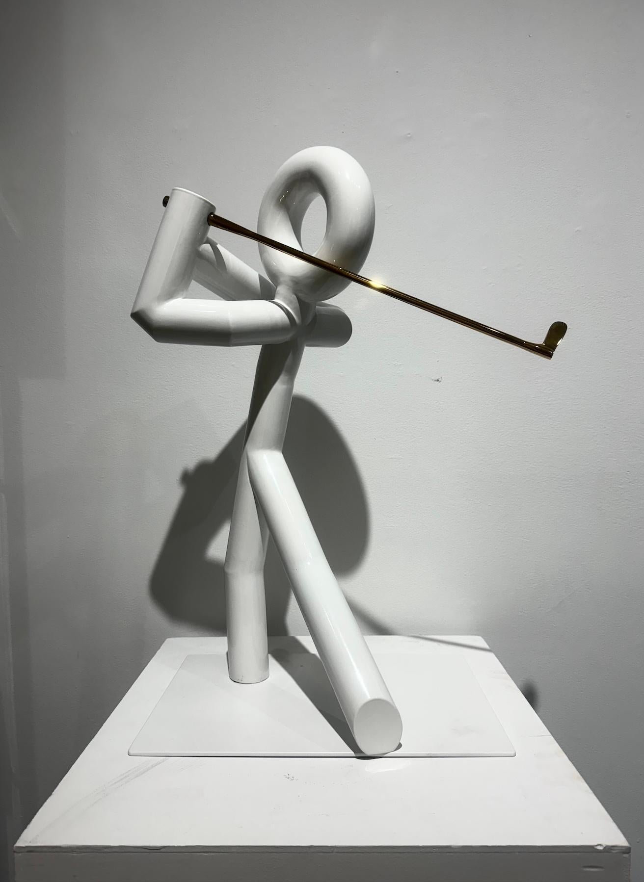Weißer Golfer 4 – Sculpture von Lina Condes