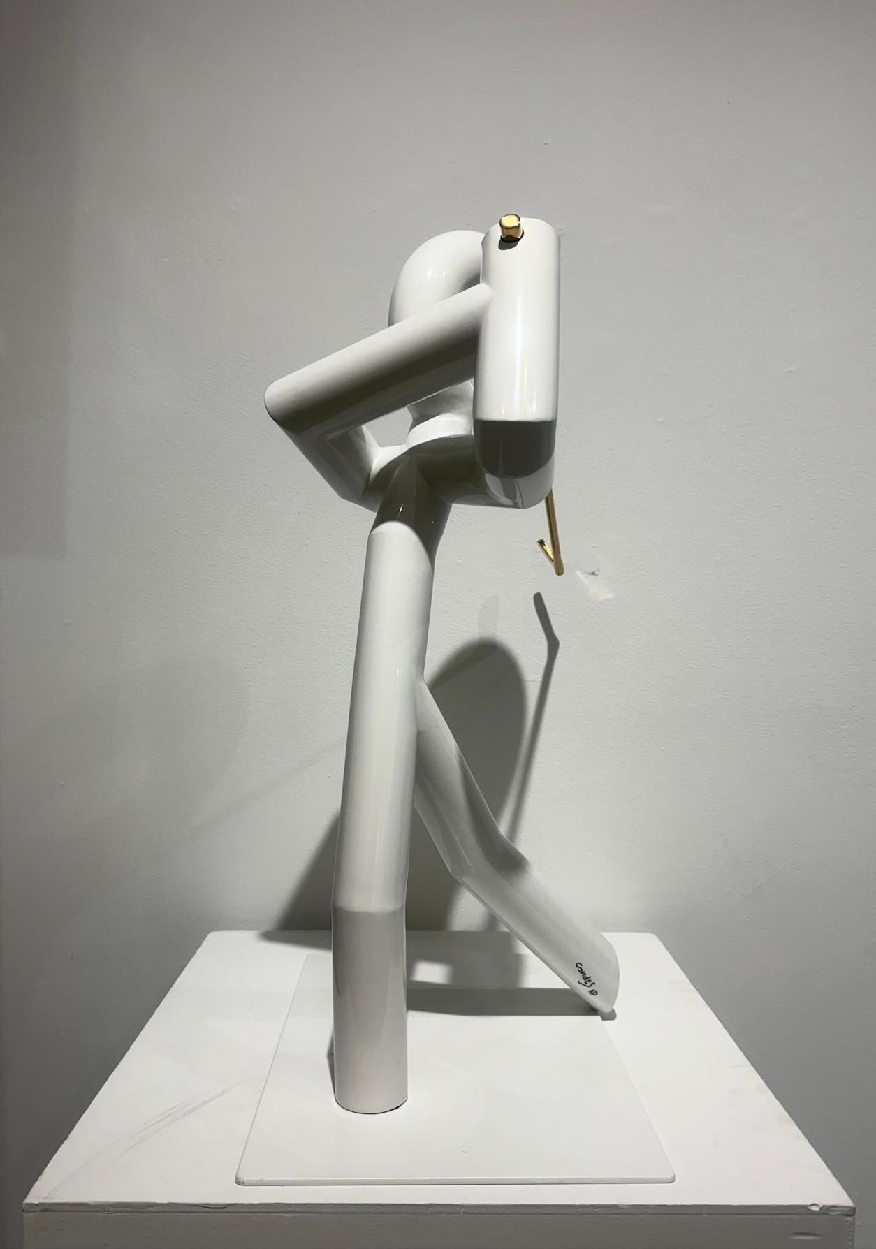 Weißer Golfer 4 (Grau), Figurative Sculpture, von Lina Condes