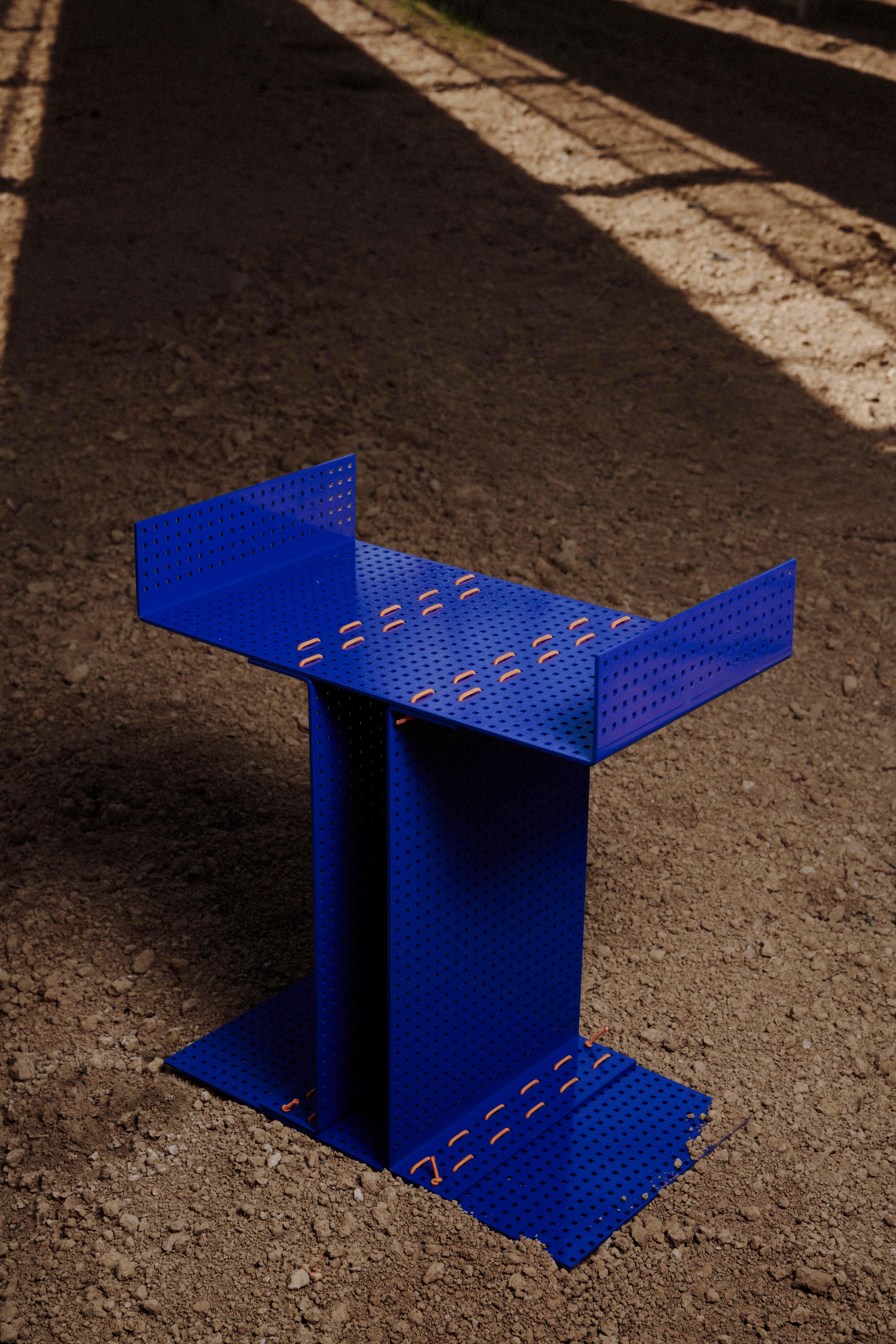 Table basse en fer blu
un meuble défini par son utilisateur.  Lina tente de trouver l'essence d'elle-même. Un monolithe composé de 4 dalles cousues ensemble devient un siège ou une petite table ou bien elles peuvent être empilées et créer une