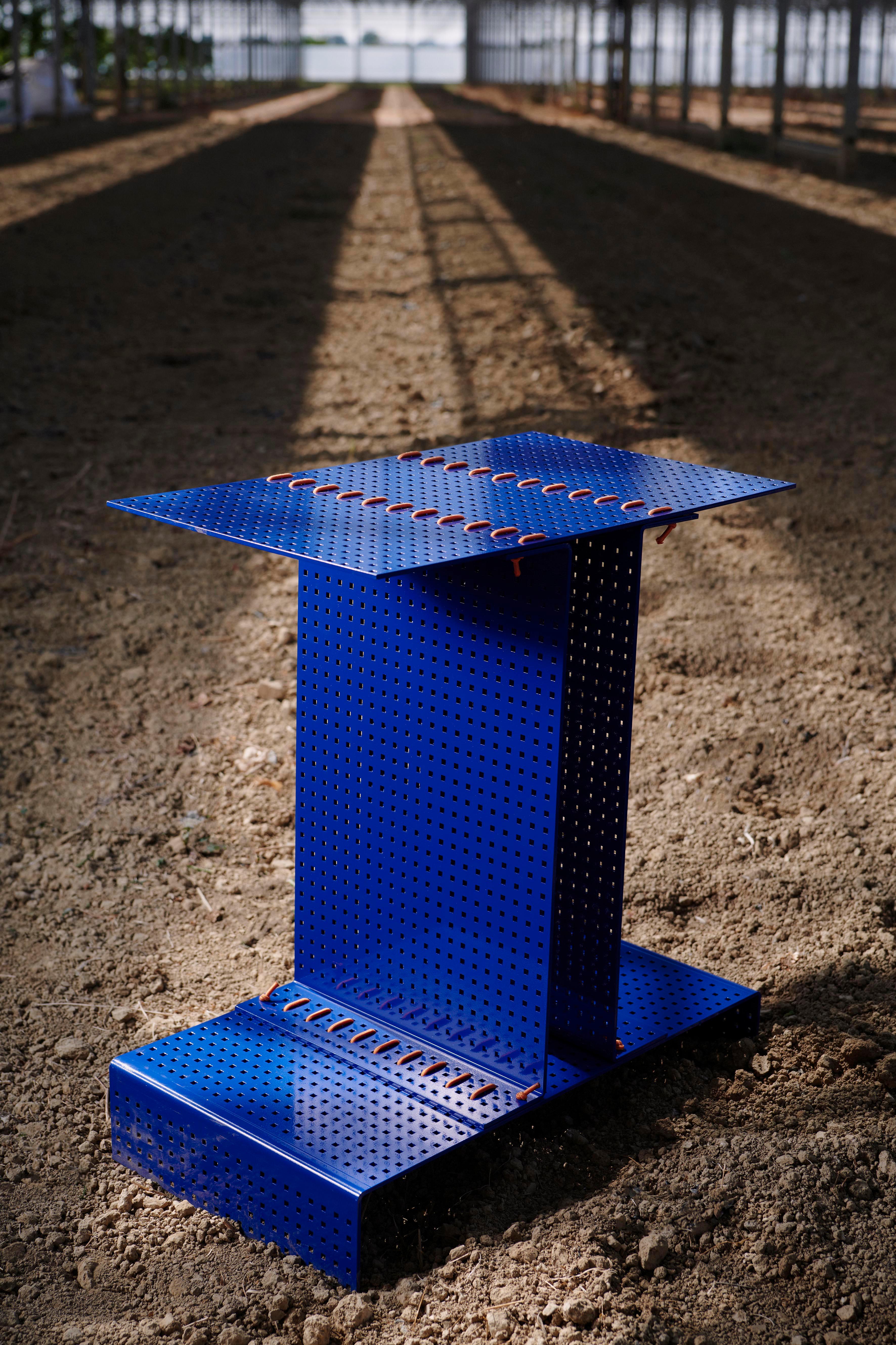 Table basse design contemporaine Lina en fer bleu Neuf - En vente à Milano, IT