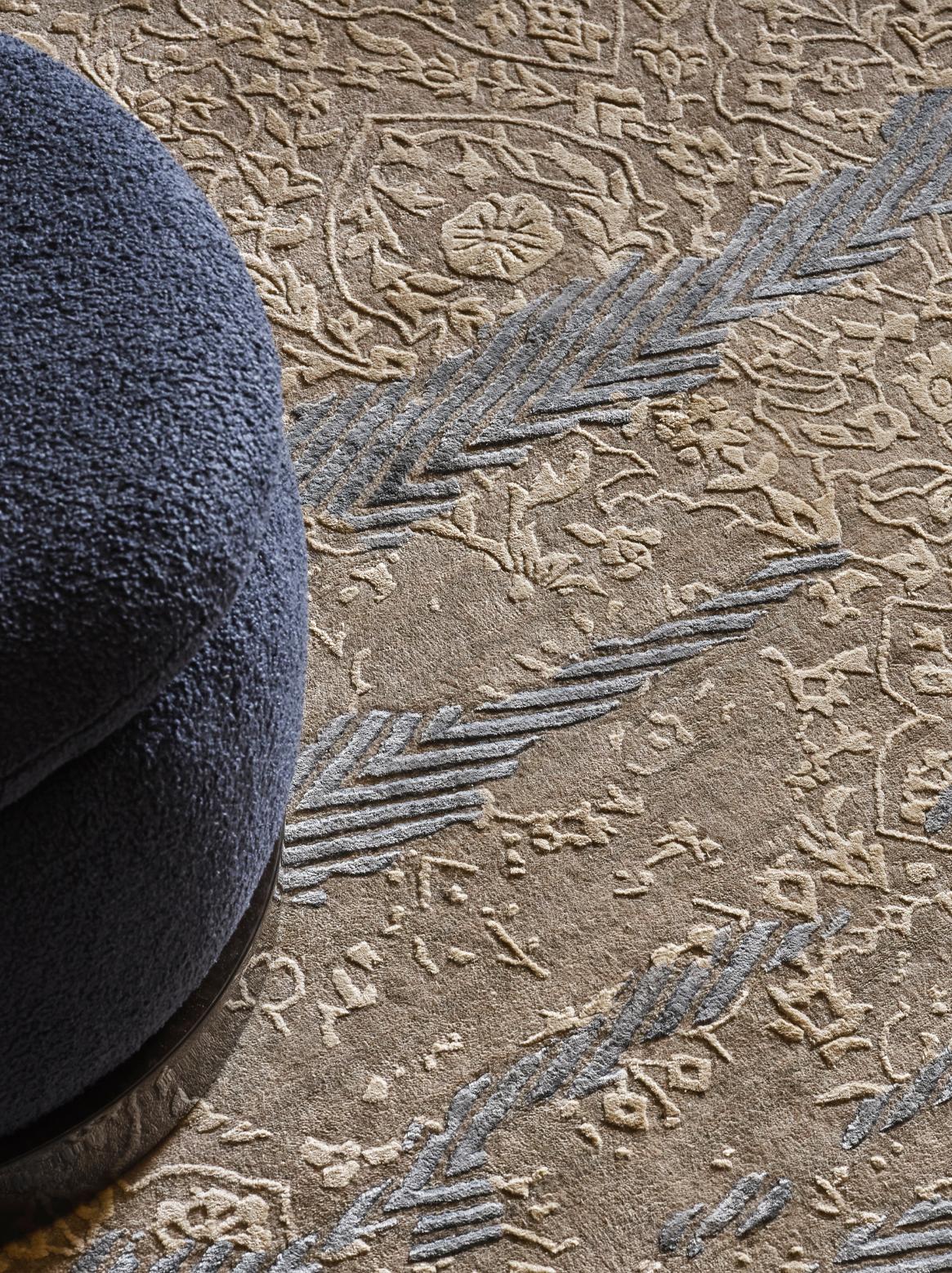 Indien LINA Hand Knotted Rug in Yale Blue And Rust Colours by Hands en vente