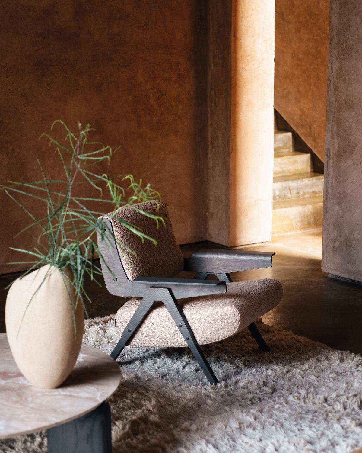 The Lina armchair, designed by Gianfranco Frattini, combines solidity and lightness in a welcoming, timeless design. Its elegant presence transforms any space, offering comfort and style with refined simplicity.

Tacchini’s Artisanal Excellence
For