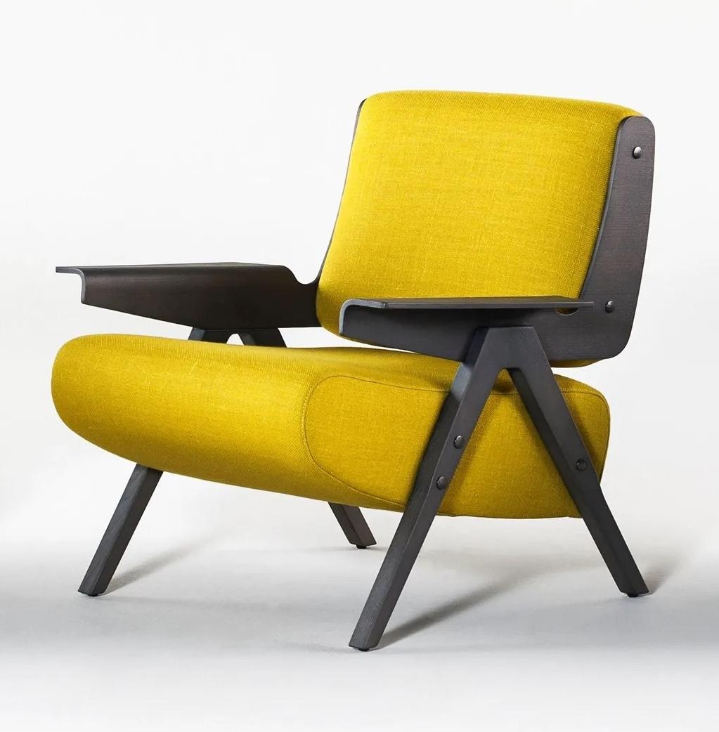 The Lina armchair, designed by Gianfranco Frattini, combines solidity and lightness in a welcoming, timeless design. Its elegant presence transforms any space, offering comfort and style with refined simplicity.

Tacchini’s Artisanal Excellence
For