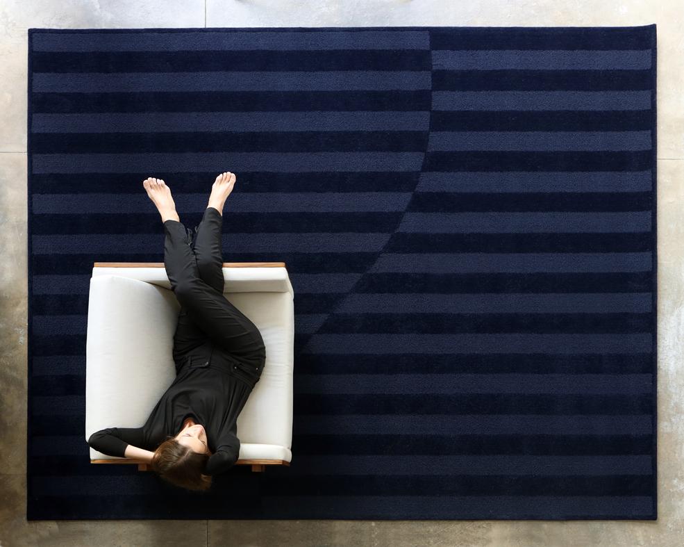 La alfombra Lina está inspirada en Lina Bo Bardi. Las rayas y la mezcla de texturas dan un resultado y un toque únicos a esta pieza.

Los tamaños son personalizables.

  