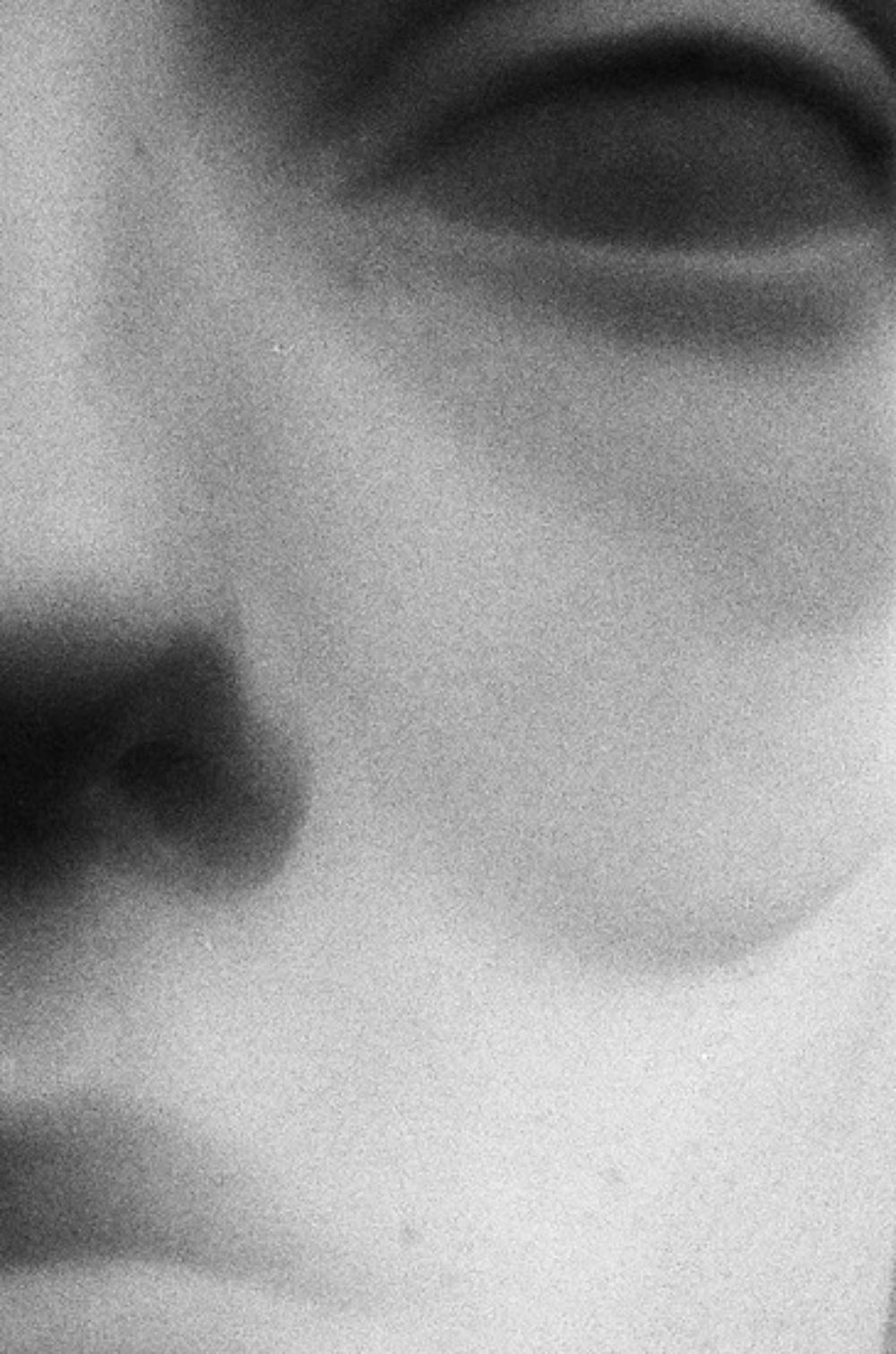 Sans titre ( Touching) Lina Scheynius, noir et blanc, femme, corps, nu, femme en vente 2