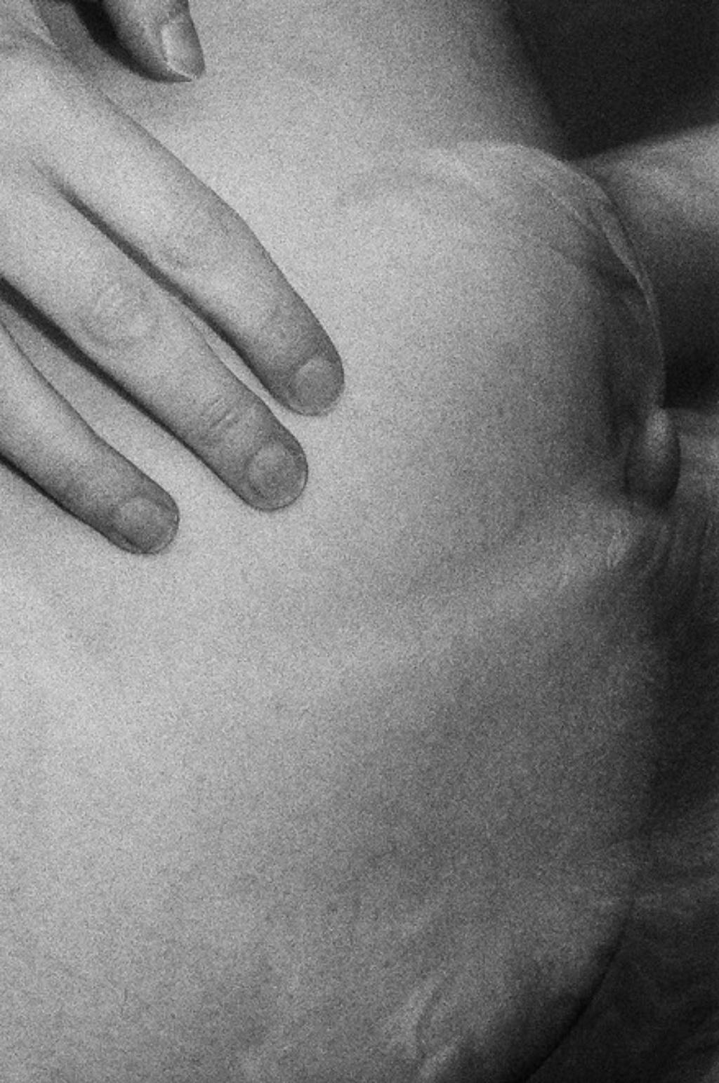 LINA SCHEYNIUS (*1981, Sweden)
Untitled (Touching)
2021
Fibre-based silver gelatin print
Sheet 90 x 60 cm (35 3/8 x 23 5/8 in.) 
Edition of 3, plus 2 AP; Ed. no. 1/3
Print only

Touchingly casual, Lina Scheynius captures scenes from her daily life,