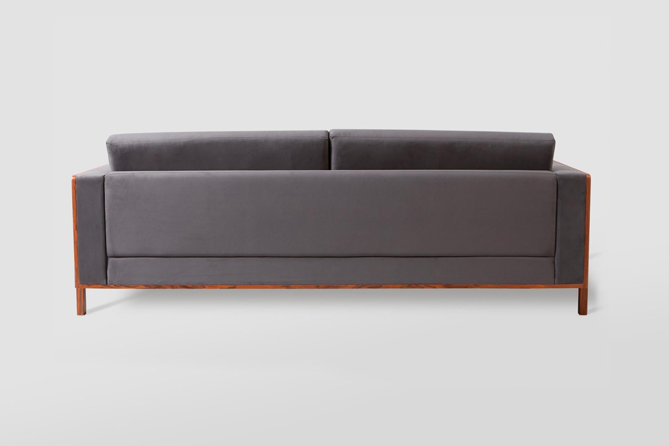 Sofa „Lina“ im minimalistischen Stil aus blauem Samt und brasilianischem Pau Ferro-Holz (Moderne) im Angebot