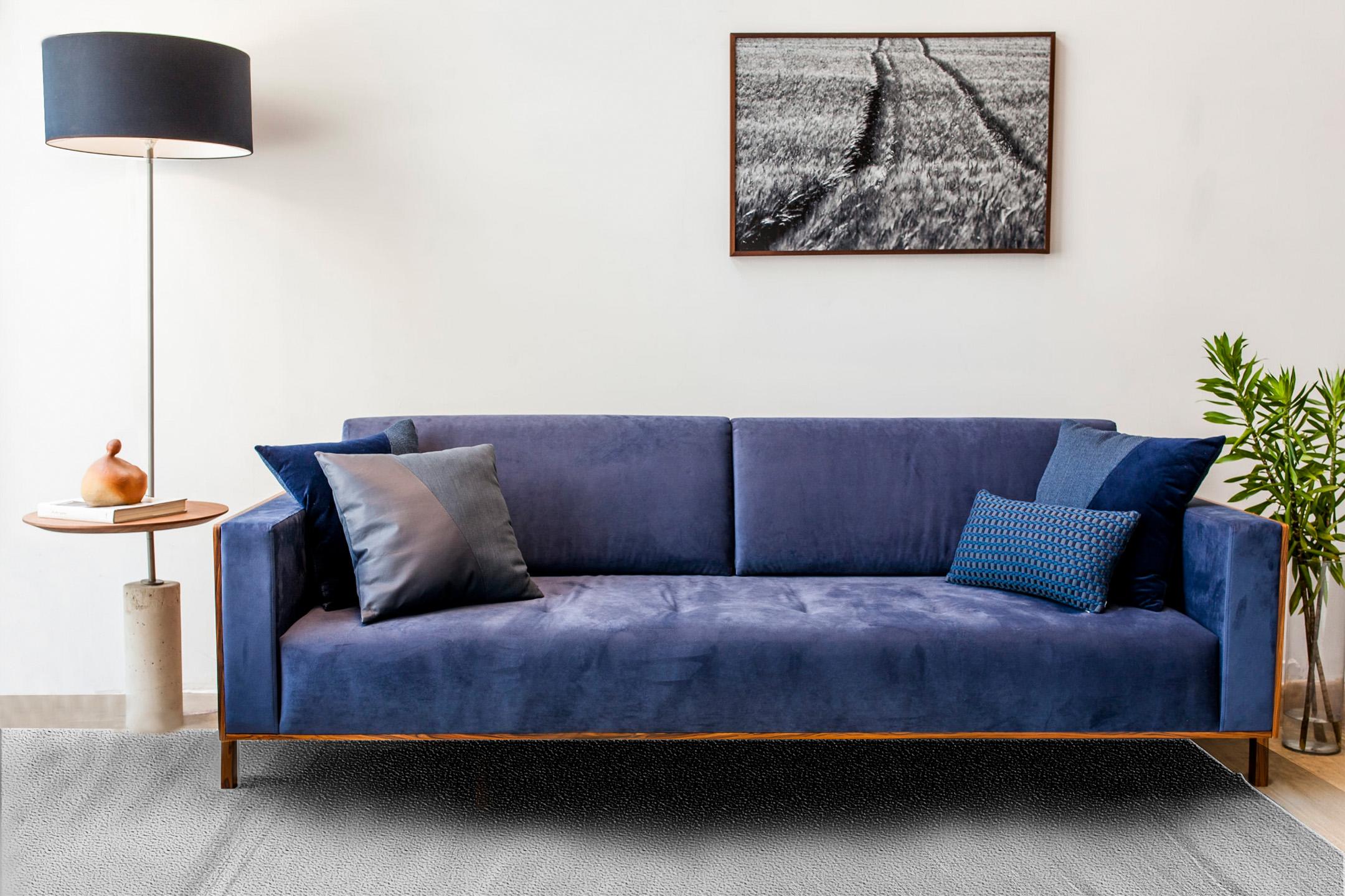 Sofa „Lina“ im minimalistischen Stil aus blauem Samt und brasilianischem Pau Ferro-Holz (Brasilianisch) im Angebot