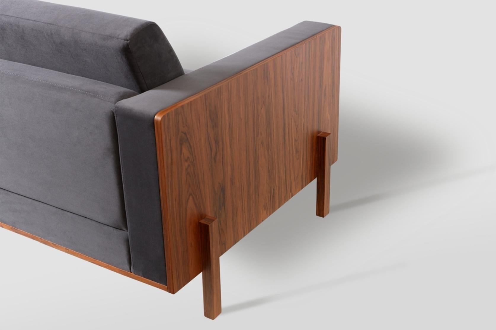 Sofa „Lina“ im minimalistischen Stil aus blauem Samt und brasilianischem Pau Ferro-Holz (Holzarbeit) im Angebot