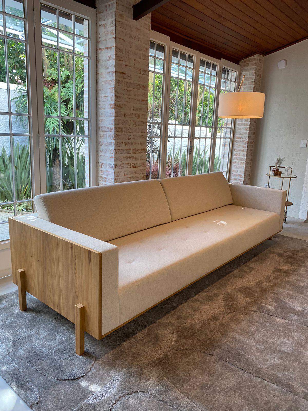 Sofa „Lina“ im minimalistischen Stil aus blauem Samt und brasilianischem Pau Ferro-Holz (21. Jahrhundert und zeitgenössisch) im Angebot