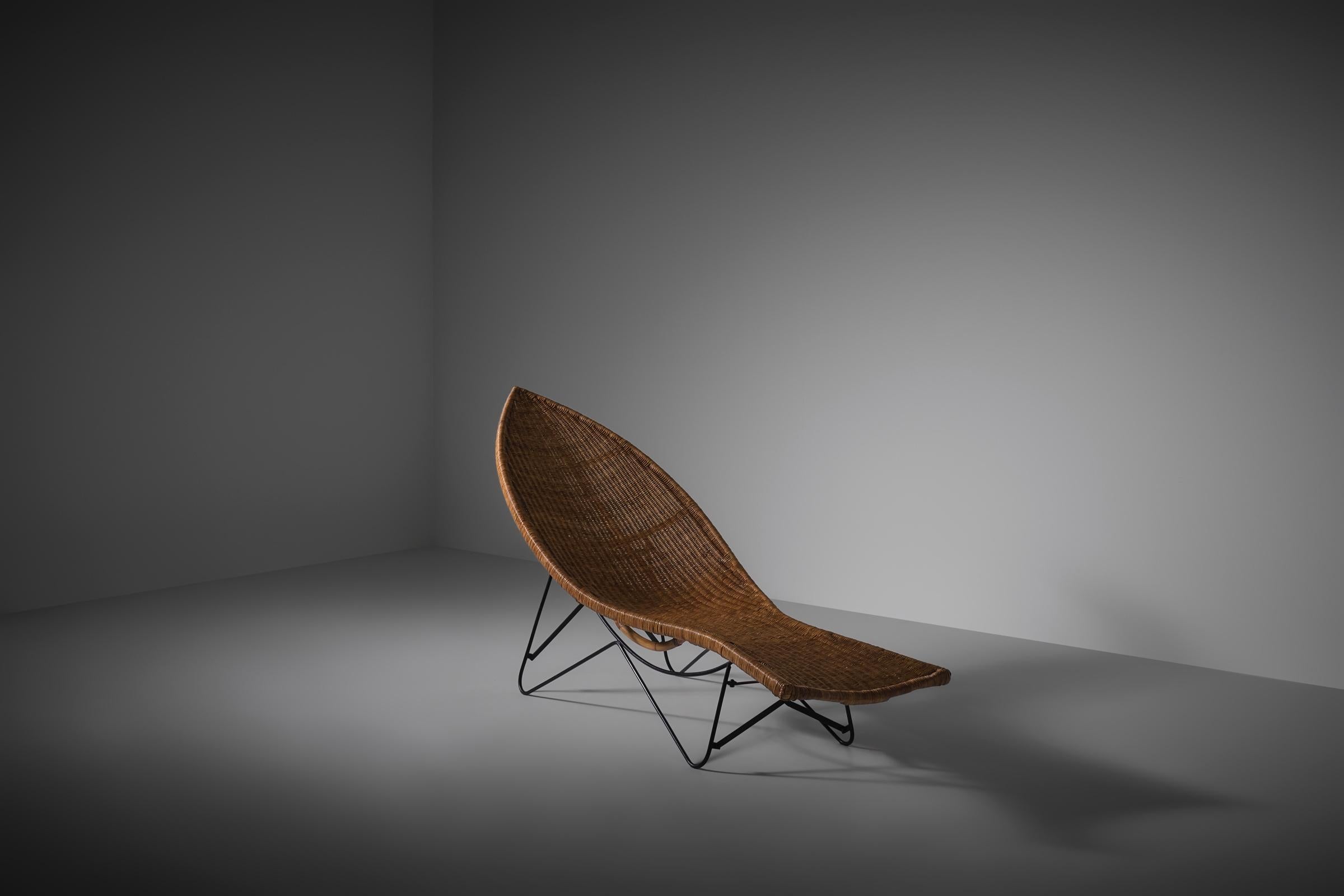 Lina Zervudachi Rattan 'Fish' chaise longue for Elsa Schiaparelli, France 1950s For Sale 4