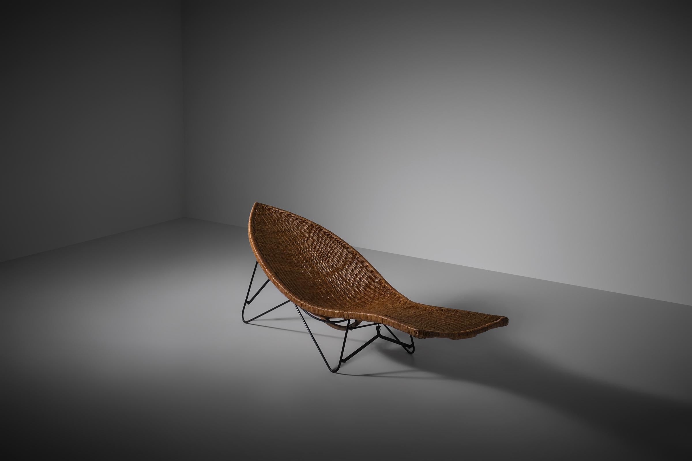 French Lina Zervudachi Rattan 'Fish' chaise longue for Elsa Schiaparelli, France 1950s For Sale