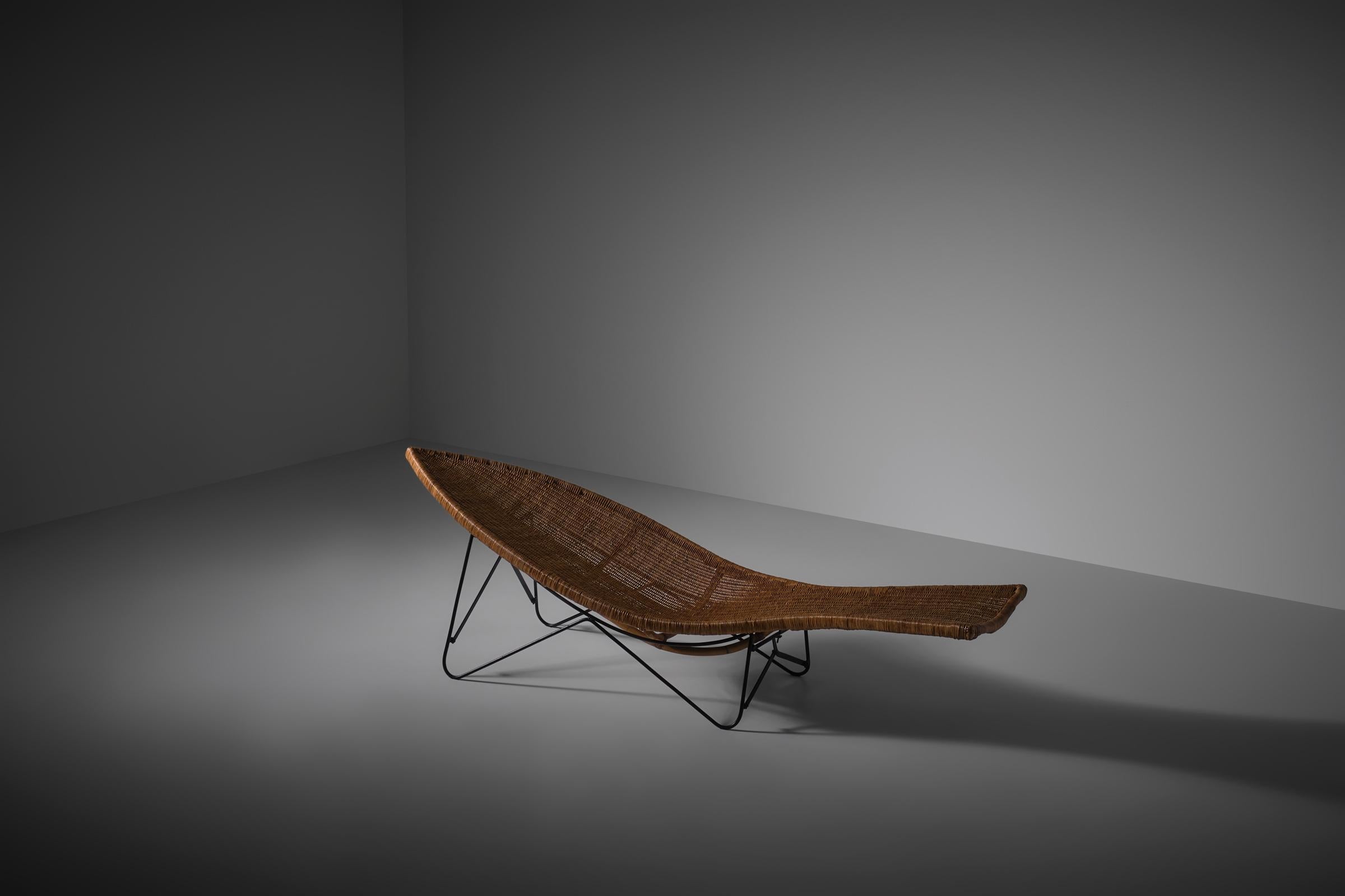 Lina Zervudachi Rattan 'Fish' chaise longue for Elsa Schiaparelli, France 1950s For Sale 2