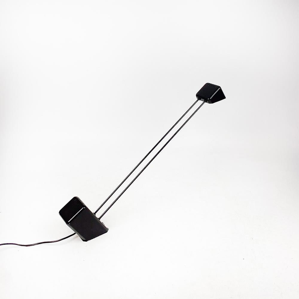 Modèle de lampe halogène Lince de Fase, 1980

En métal laqué noir.

Ampoule 12v. GY 6.35

Fonctionne correctement, avec quelques signes d'utilisation.

Dimensions : 65x8x40cm.