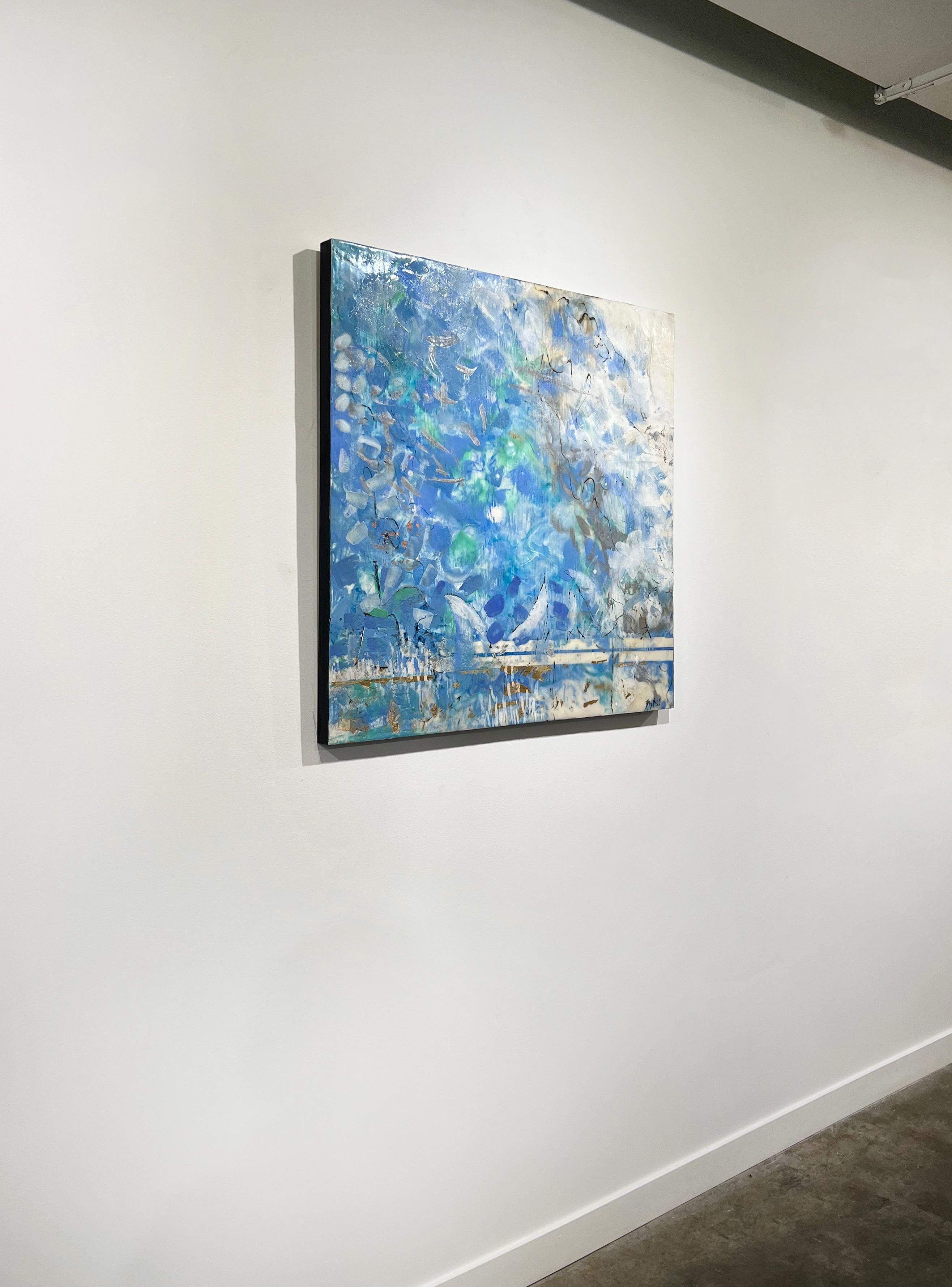 Dieses abstrakte florale Enkaustik-Gemälde der Künstlerin Linda Bigness zeichnet sich durch eine kühle blaue Farbpalette mit metallischen Blattgoldakzenten aus. Das Gemälde ist mit Enkaustik und Blattgold auf Karton gemalt und hat schwarz bemalte
