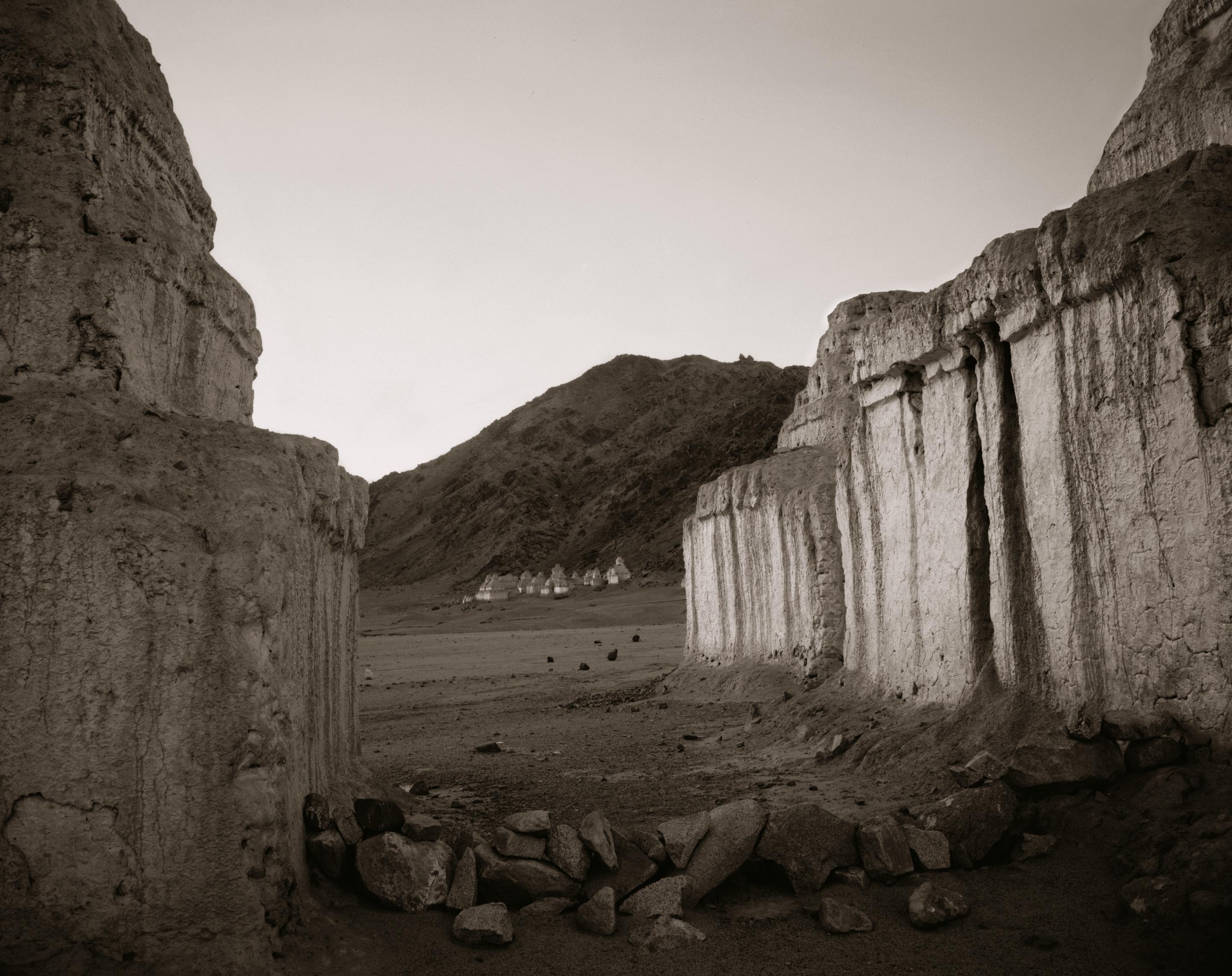 Linda Connor Black and White Photograph – Zwischen den Chortens, Shea, Ladakh, Indien