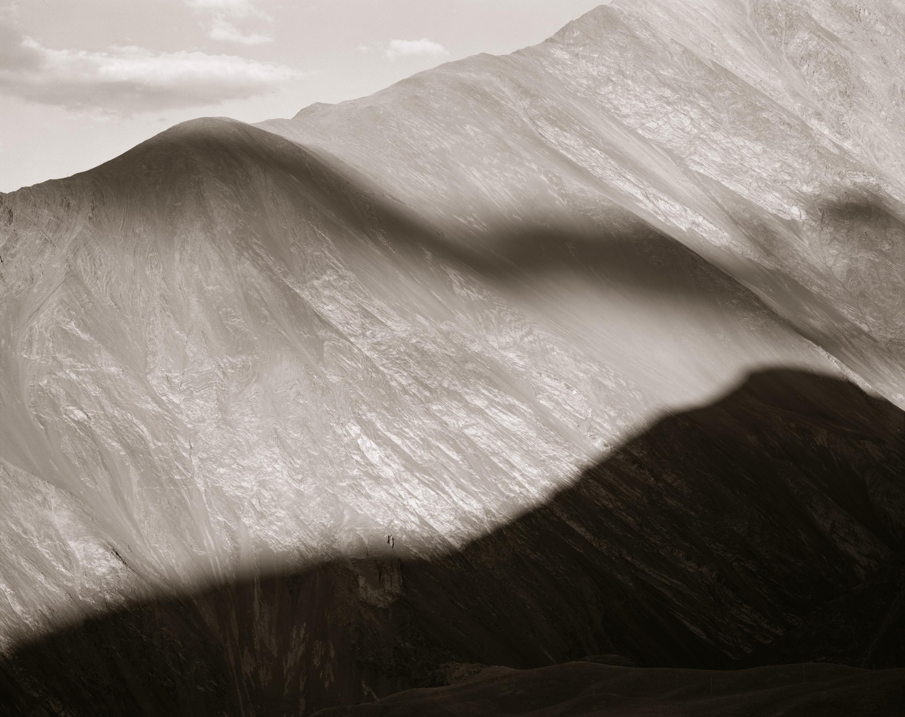 Linda Connor Black and White Photograph – Cloud Shadow, Ladakh, Indien