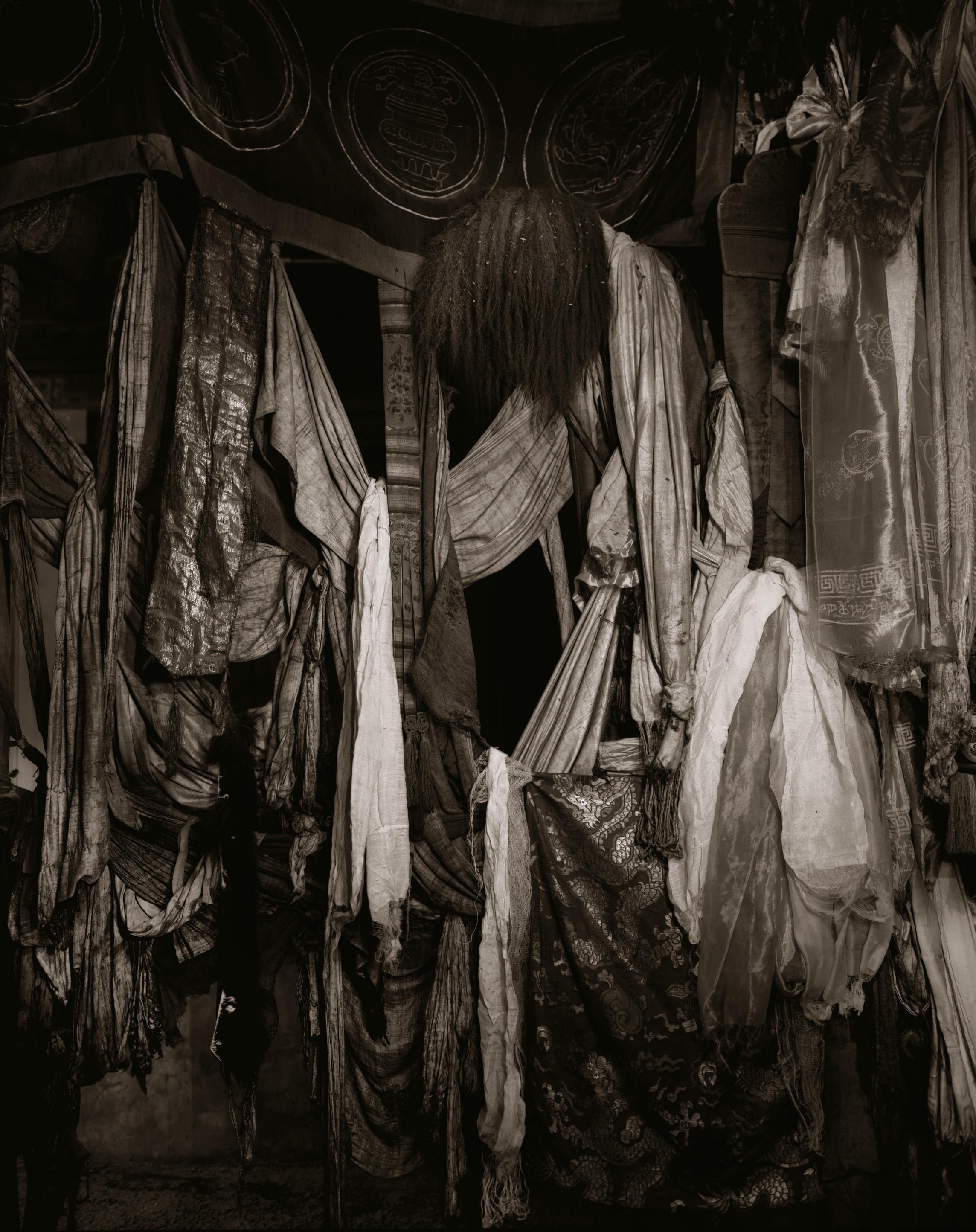 Linda Connor Black and White Photograph – Khatas und Kleidungsstücke, Ladakh, Indien