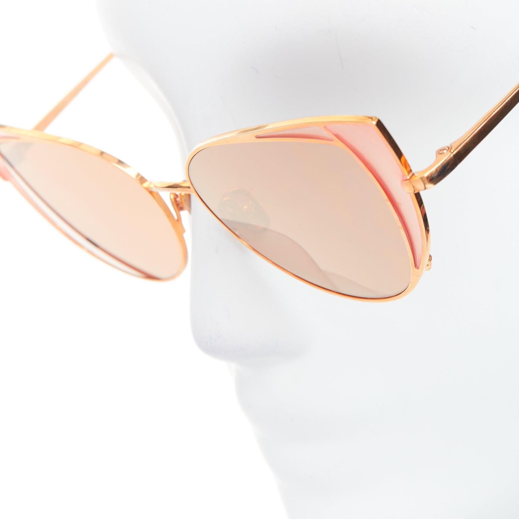 LINDA FARROW Des Voeux LFL855/6 rose gold peach cat eye sunglasses
Reference: CELE/A00035
Brand: Linda Farrow
Model: LFL855/6 Des Voeux
Collection: SS19 - Runway
As seen on: lessandra Ambrosio
Material: Rose Gold plated, Resin
Color: Pink,