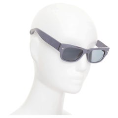 LINDA FARROW LUXE LFL-24-3 Sonnenbrille aus mattem Acetat mit quadratischem Logo und grauen Gläsern