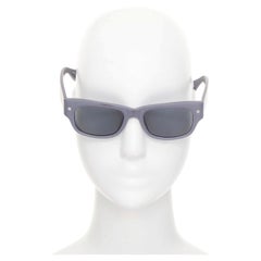 LINDA FARROW LUXE LFL-24-3 Sonnenbrille aus mattem Acetat mit quadratischem Logo und grauen Gläsern