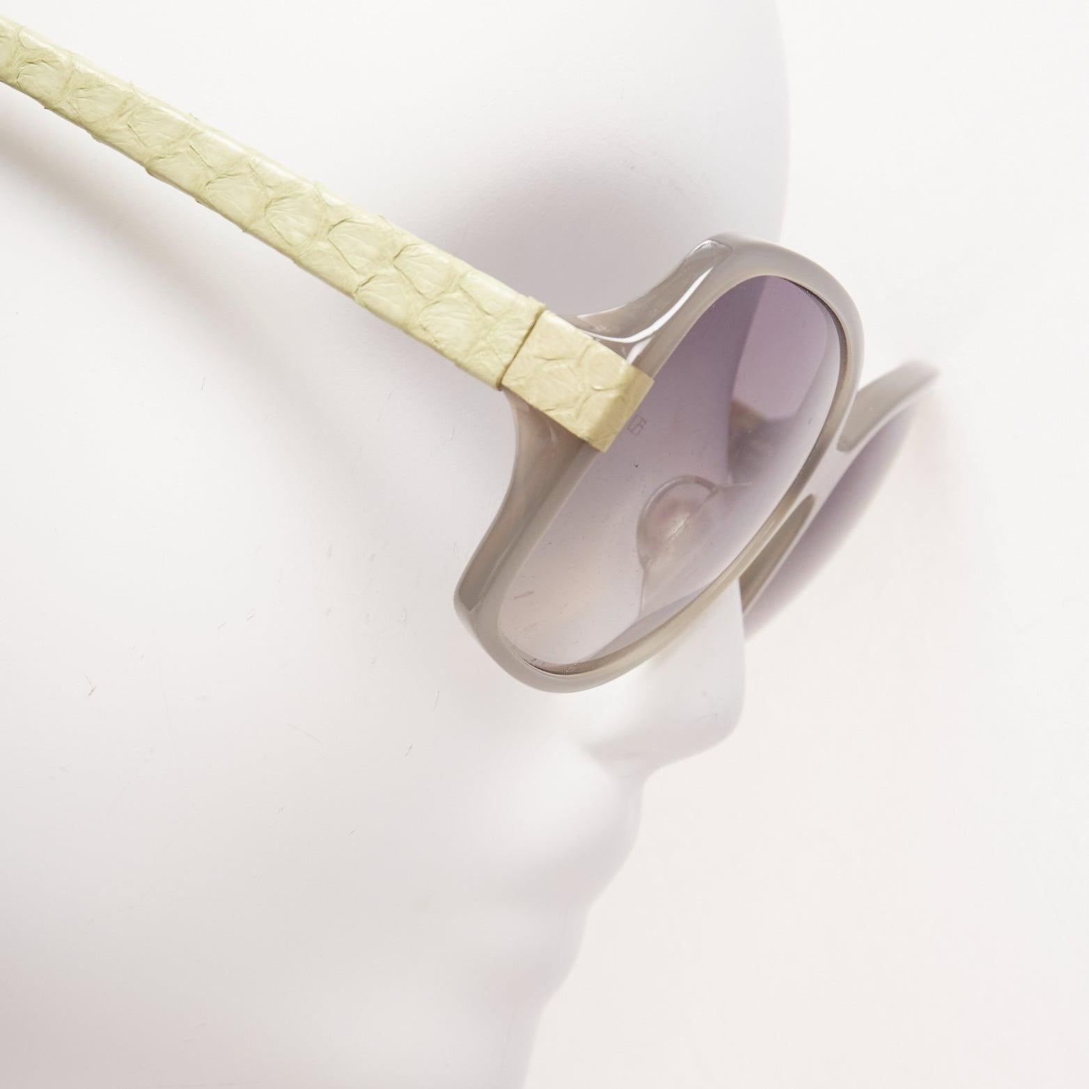LINDA FARROW Luxe LFL1426 beige scaled leather arm grey square sunglasses
Reference: AAWC/A01013
Brand: Linda Farrow
Model: LFL1426
Collection: Luxe
Material: Leather, Acetate
Color: Beige, Grey
Pattern: Animal Print
Lining: Beige Leather
Extra
