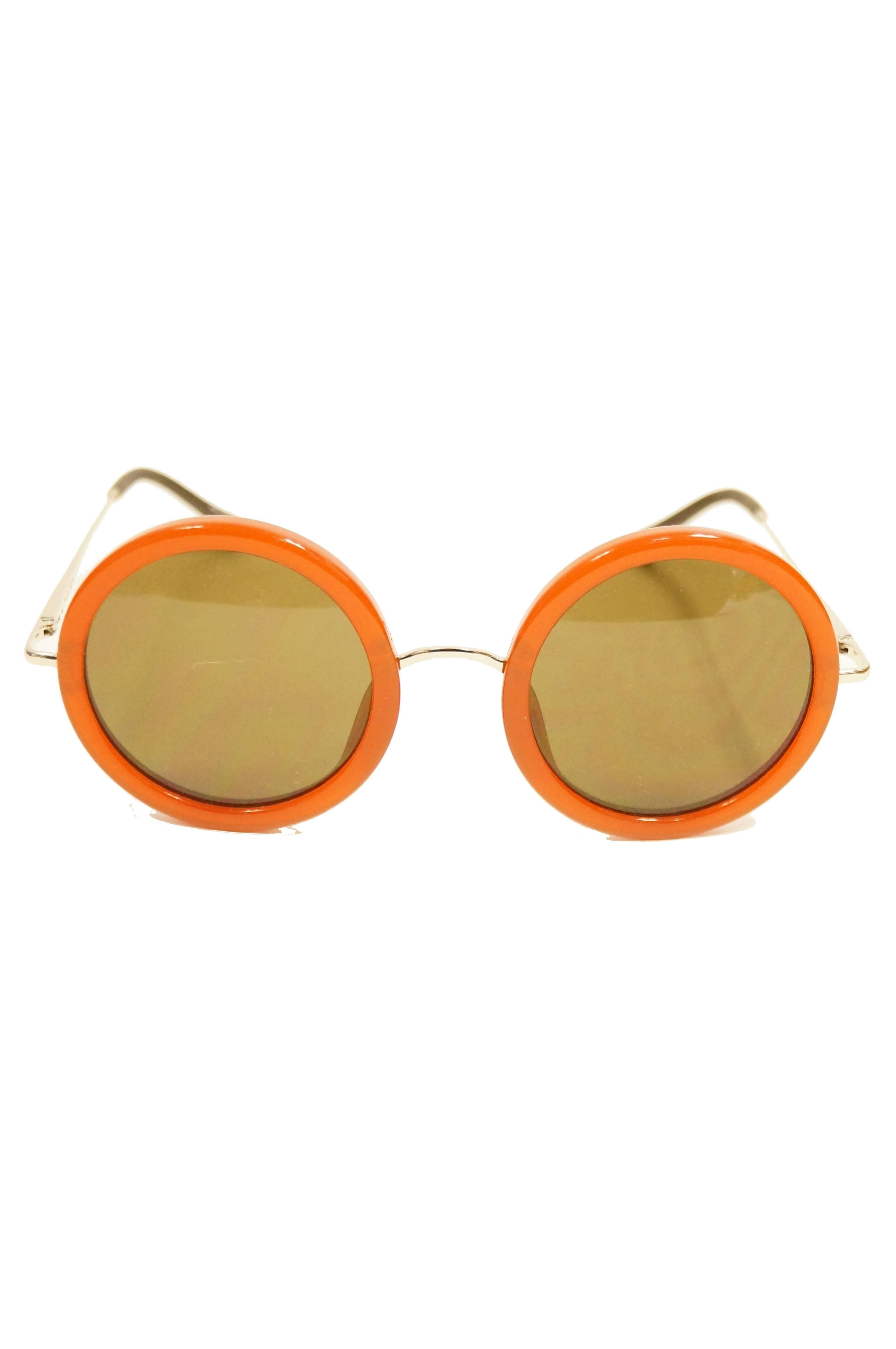 Contemporary amber frame Linda Farrow The Row round sunglasses. Sunglasses feature green quartz tint lenses, thin metal temples with black ends. Piece comes with case, box, and cleaning cloth. 

Lens width - 50 mm
Bridge Width -25 mm
Temple (Arm)
