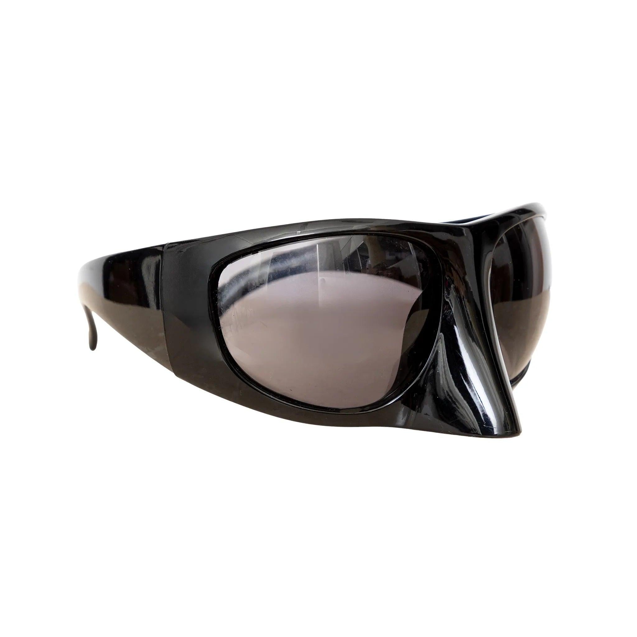 Occhiali da sole a mascherina in acetato nero di Linda Farrow per Bernhard Willhelm, caratterizzati da una silhouette audace e lenti colorate. 
 Osservazioni: ci sono alcuni segni di usura. 
 Materiale: Acetato 
 Misure: Larghezza della lente: 6,5;