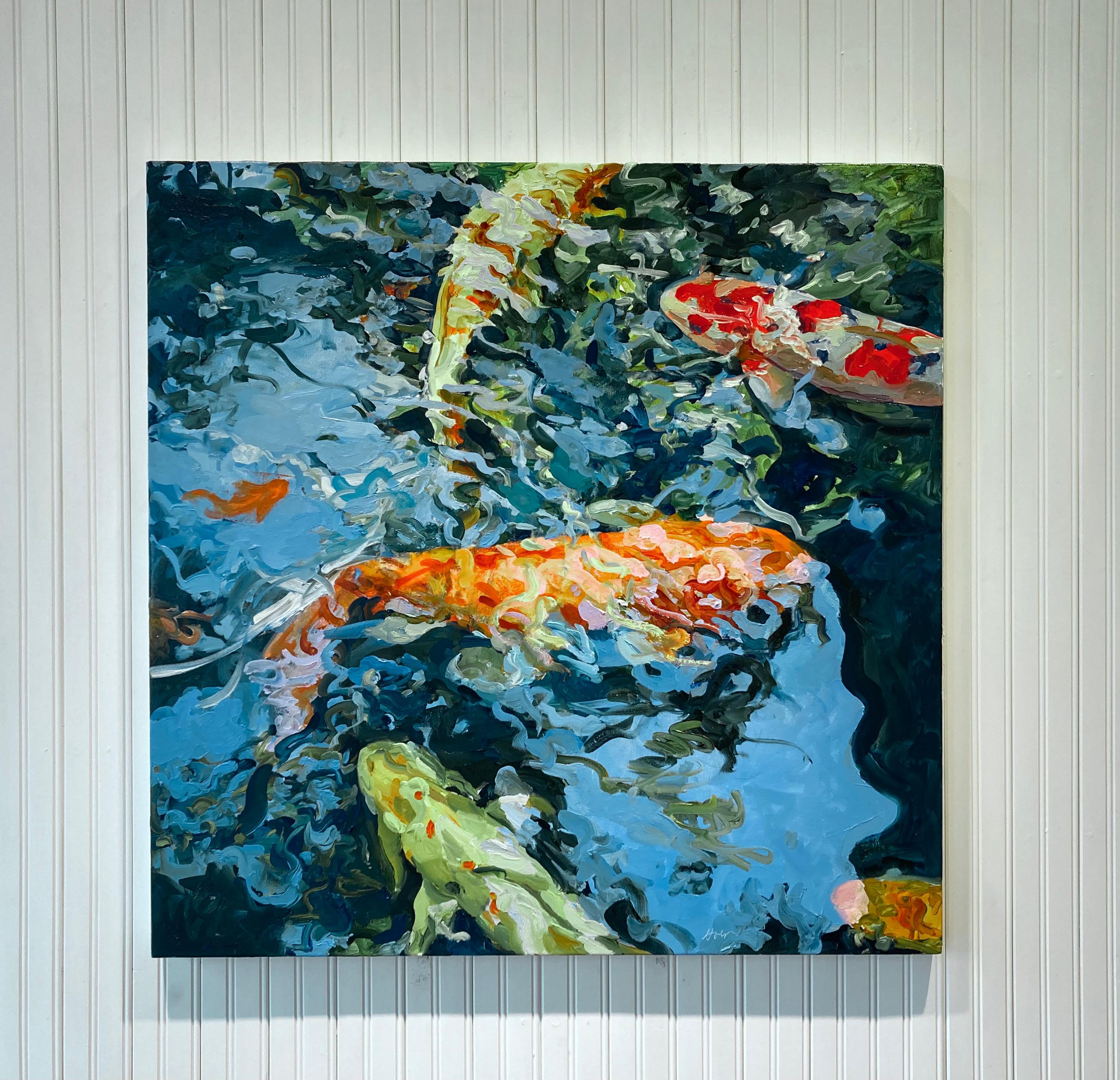 „9 Koi 23“    Leuchtend orange, gelb, rot, weiß schwimmende Koi in blauem/grünem Wasser – Painting von Linda Holt
